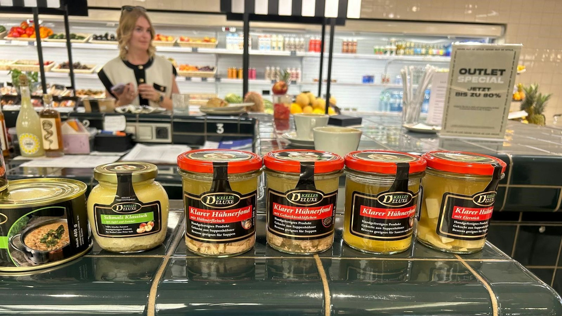 Schmalz mit Knoblauch und klare Hühnerbrühe aus dem Osten haben ebenso in der KaDeWe-Lebensmittelabteilung Einzug gehalten. Zweimal im Monat finden Verkostungen statt.