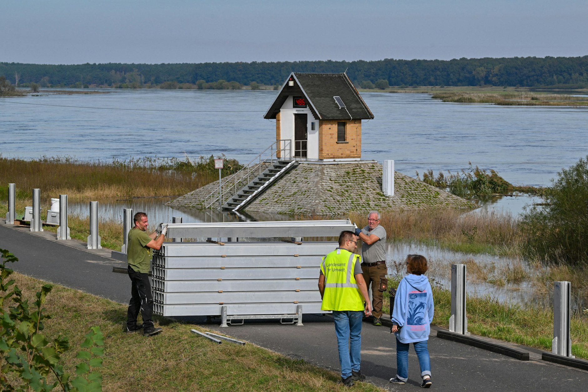 Am Pegelhaus von Ratzdorf unweit vom Zusammenfluss der Neiße in den Fluss Oder wird eine mobile Hochwasserschutzwand aufgebaut. Innerhalb von 48 Stunden soll hier das Wasser auf bis über 6 Meter steigen. 