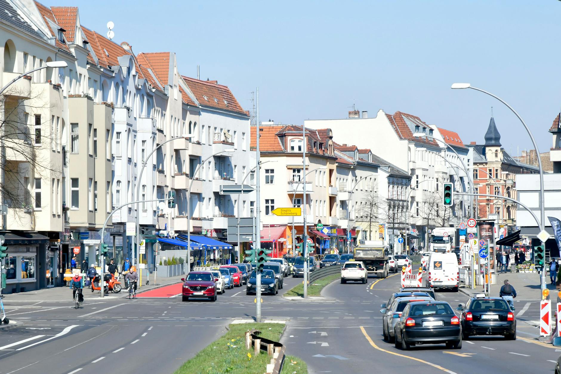 Der Mariendorfer Damm in Tempelhof-Schöneberg verfügt seit wenigen Tagen über einen geschützten Radweg.