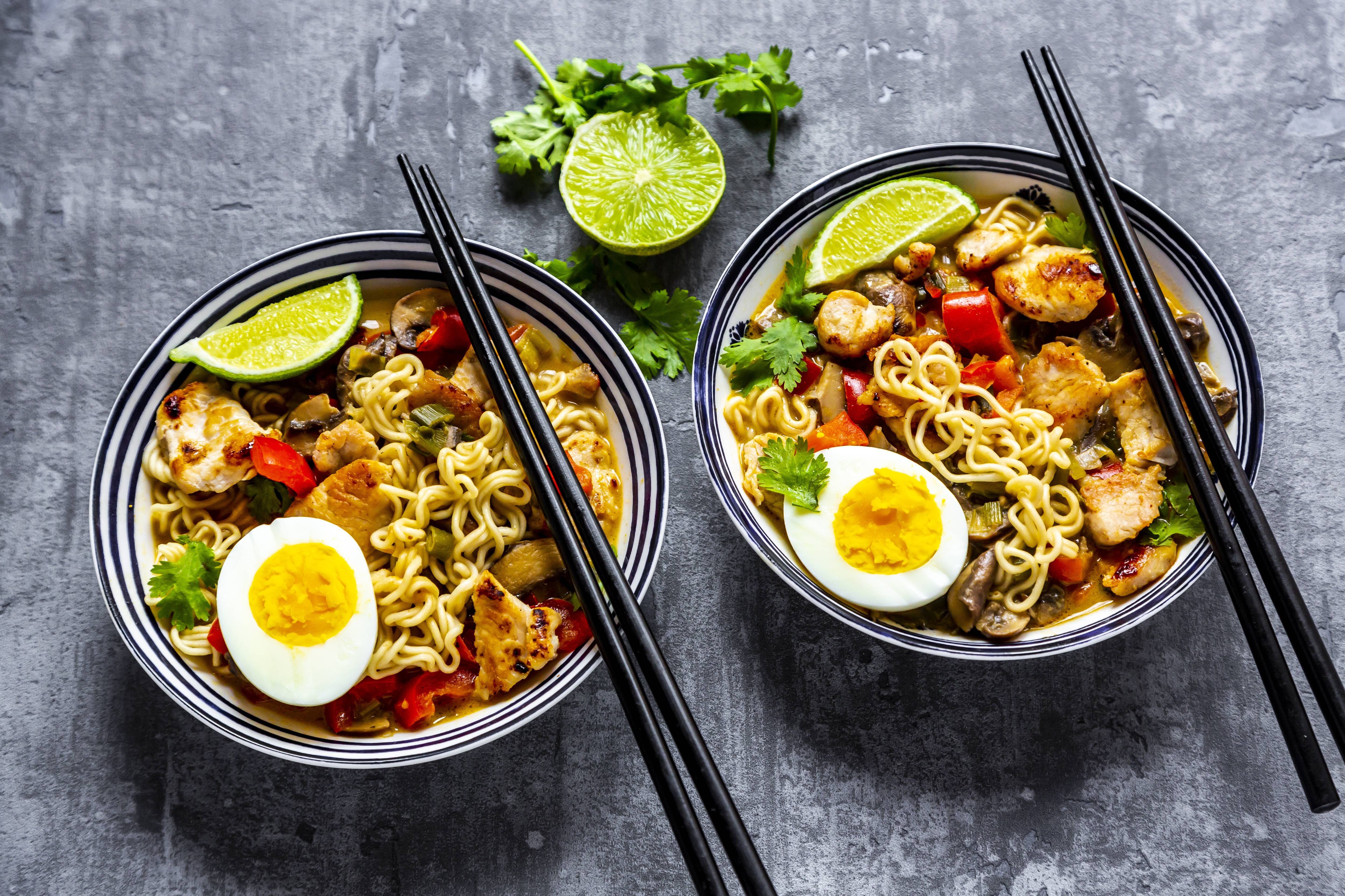 Ramen mit Hähnchenbrust, Ei und Champignons – das einfache Rezept