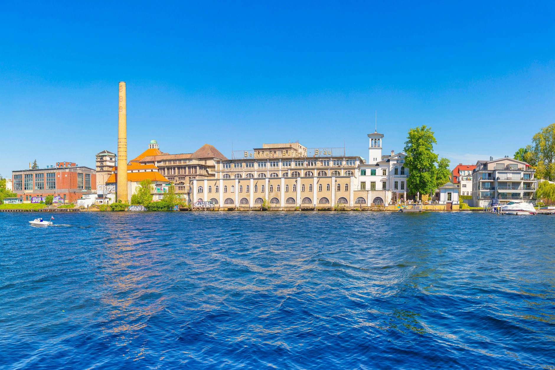 So sieht die älteste Brauerei der Stadt aus: Seit 2010 stehen die Gebäude der Berliner Bürgerbräu leer. Jetzt sollen auf dem Areal Wohnungen entstehen.