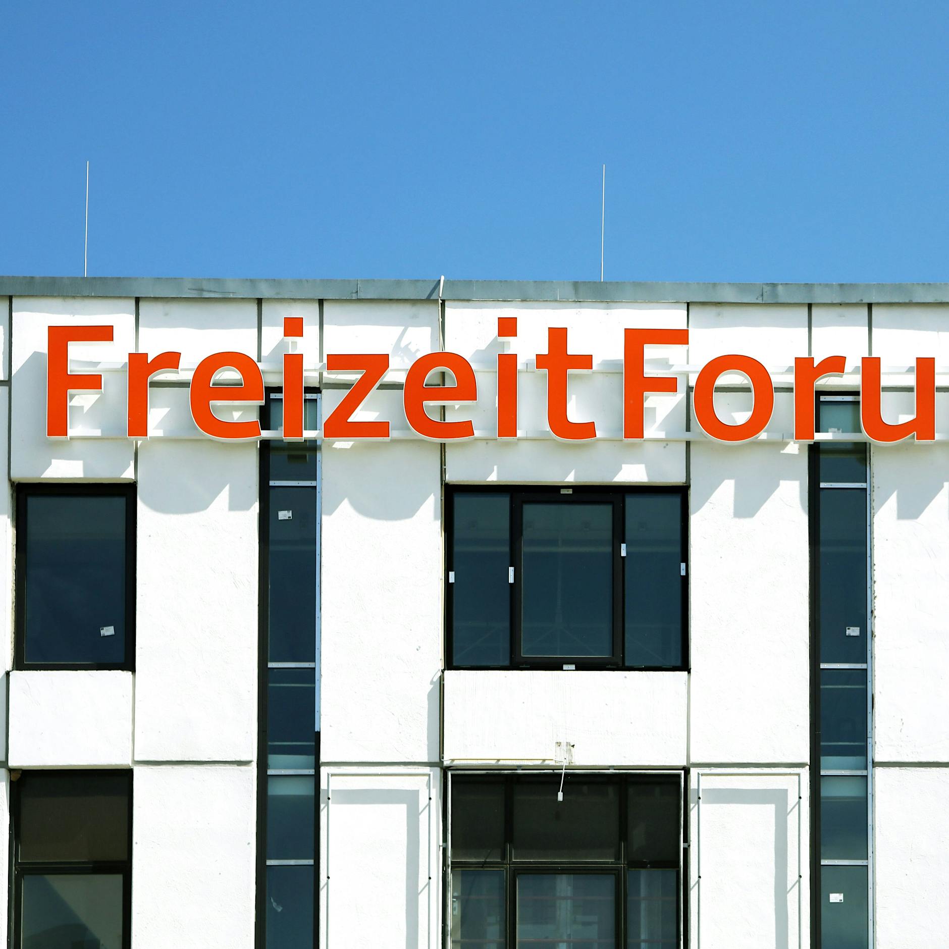 Weil Männer so viel gaffen! Eine ganze Sporthalle nur für Frauen