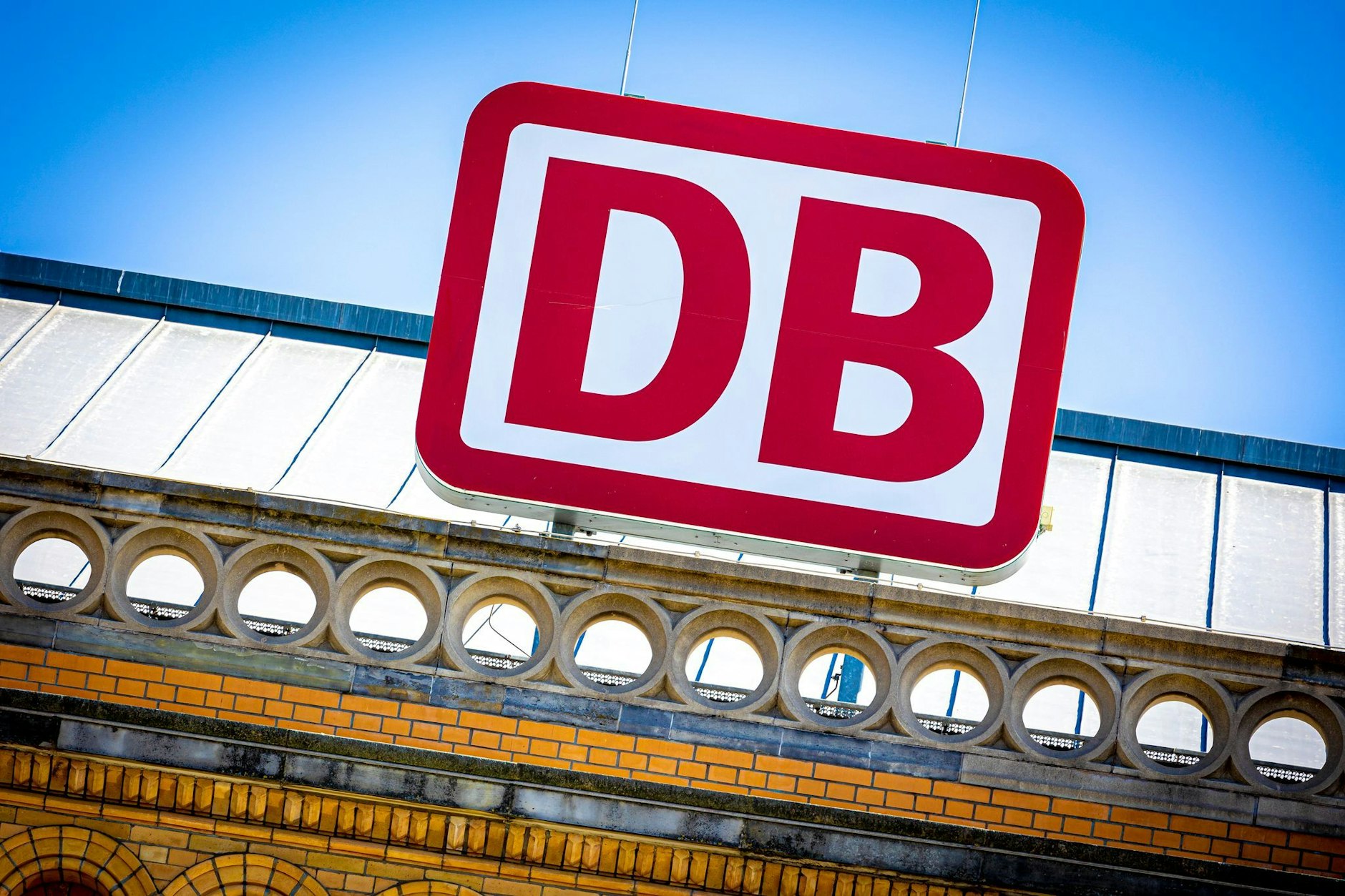 Das Logo der Deutschen Bahn am Hannoveraner Hauptbahnhof. 