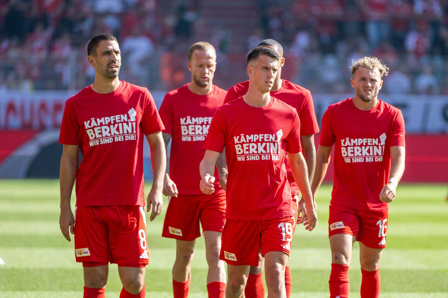 Rani Khedira, Kevin Vogt, Janik Haberer und Benedict Hollerbach vom 1. FC Union machen mit ihren Erwärmungs-Shirts dem an Knochenkrebs erkrankten Torwart Berkin Arslanogullari Mut.
