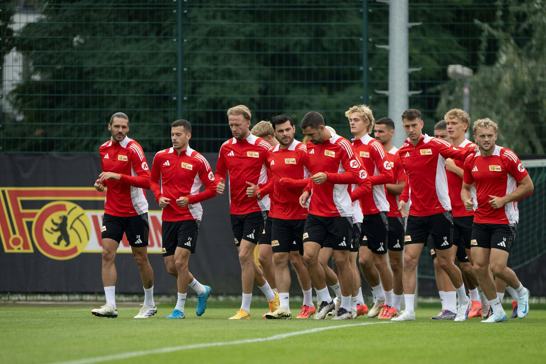 Mit seinen blonden Locken fällt Tom Rothe im Pulk der Unioner beim Lauftraining auf. V.l.: Christopher Trimmel, Laszlo Benes, Kevin Vogt, Kevin Volland, Rani Khedira, Tom Rothe, Janik Haberer, Leopold Querfeld, Benedict Hollerbach.