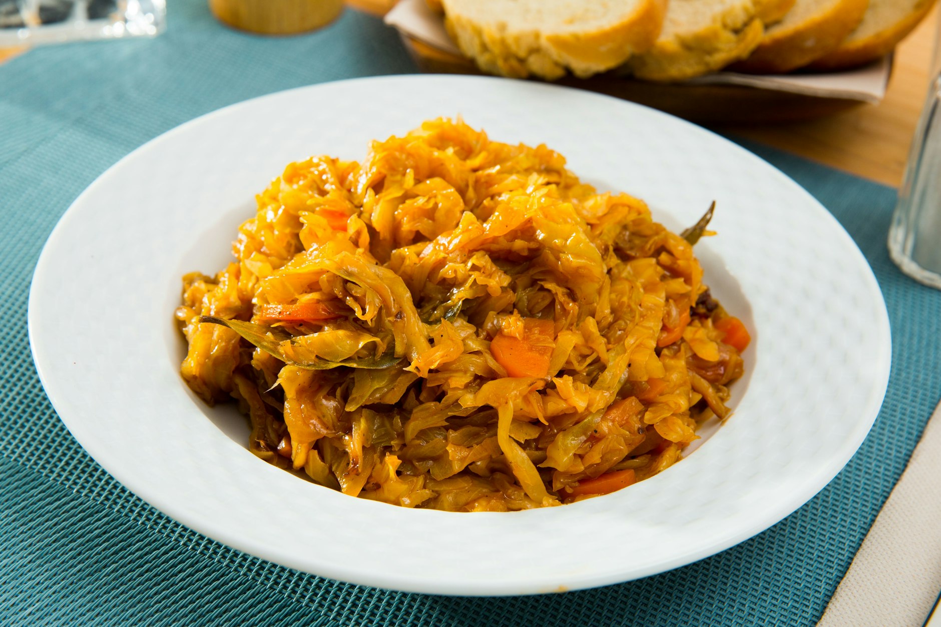 Die Spitzkohl-Pfanne mit Hackfleisch, serviert auf einem Teller, schmeckt wie bei Oma!