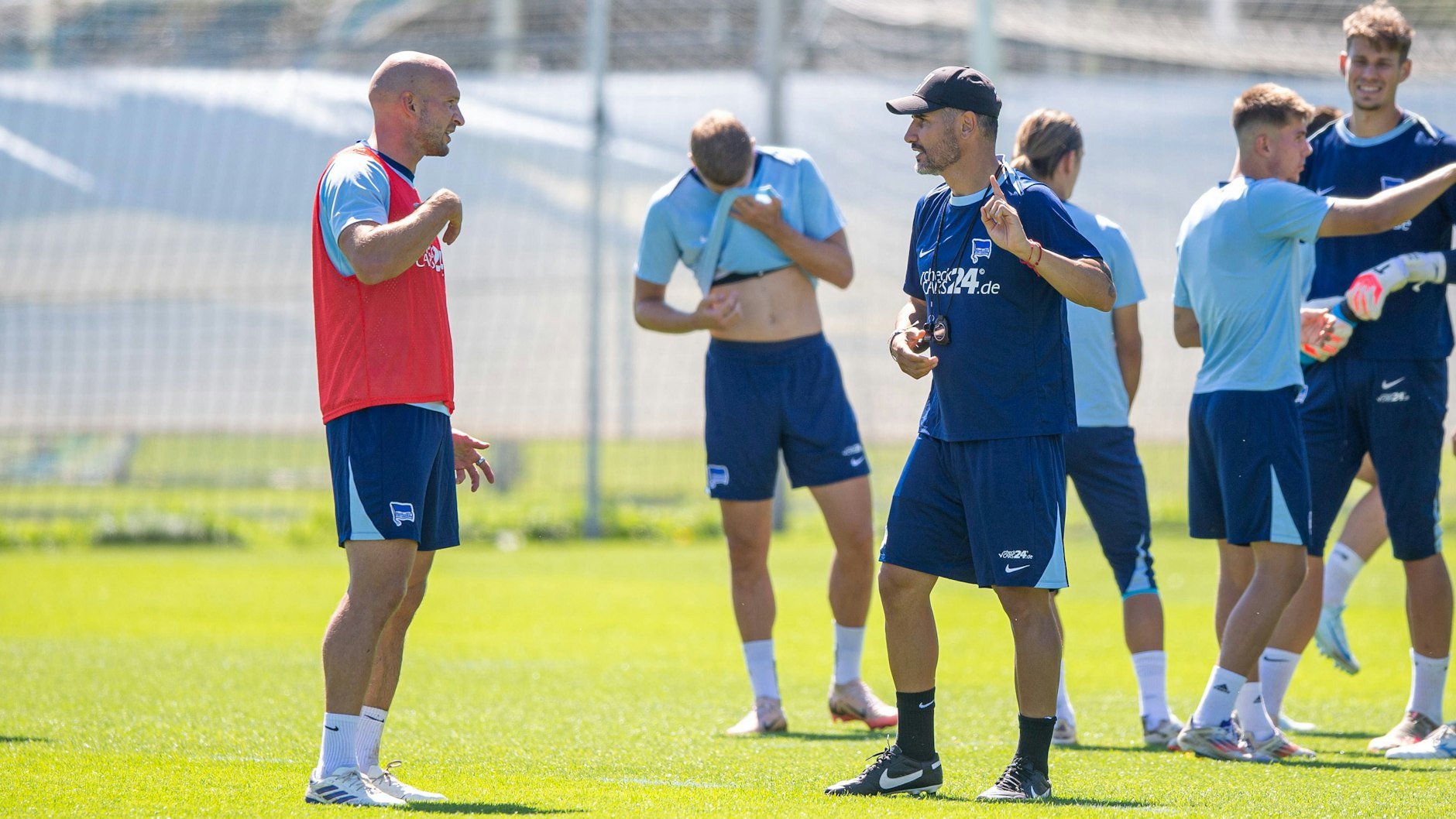 Coach Cristian Fiel spricht im Training mit Toni Leistner.