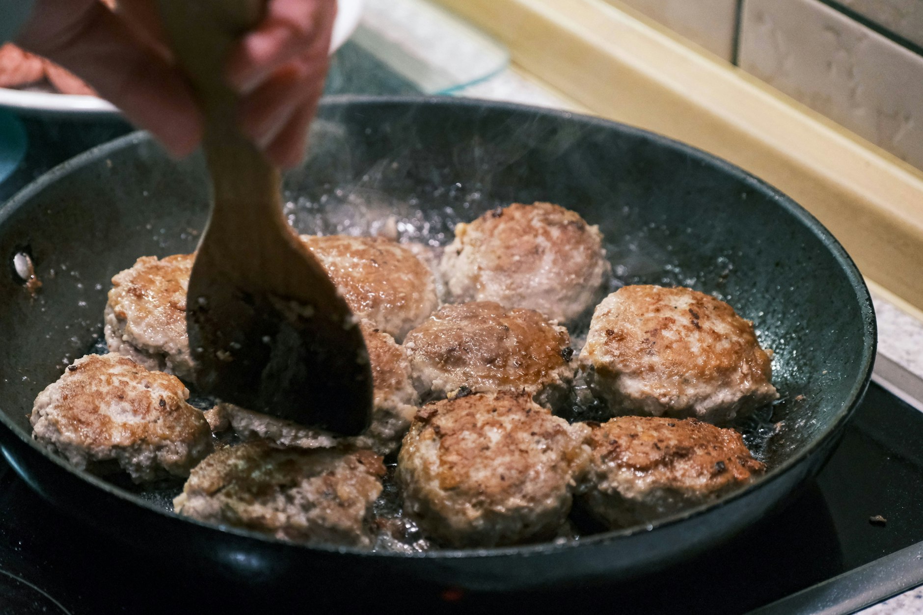 Berliner Bouletten, auch bekannt als Frikadellen oder Fleischklopse, sind ein echter Klassiker der Hauptstadt. Entdecken Sie das traditionelle Rezept für diesen Leckerbissen!