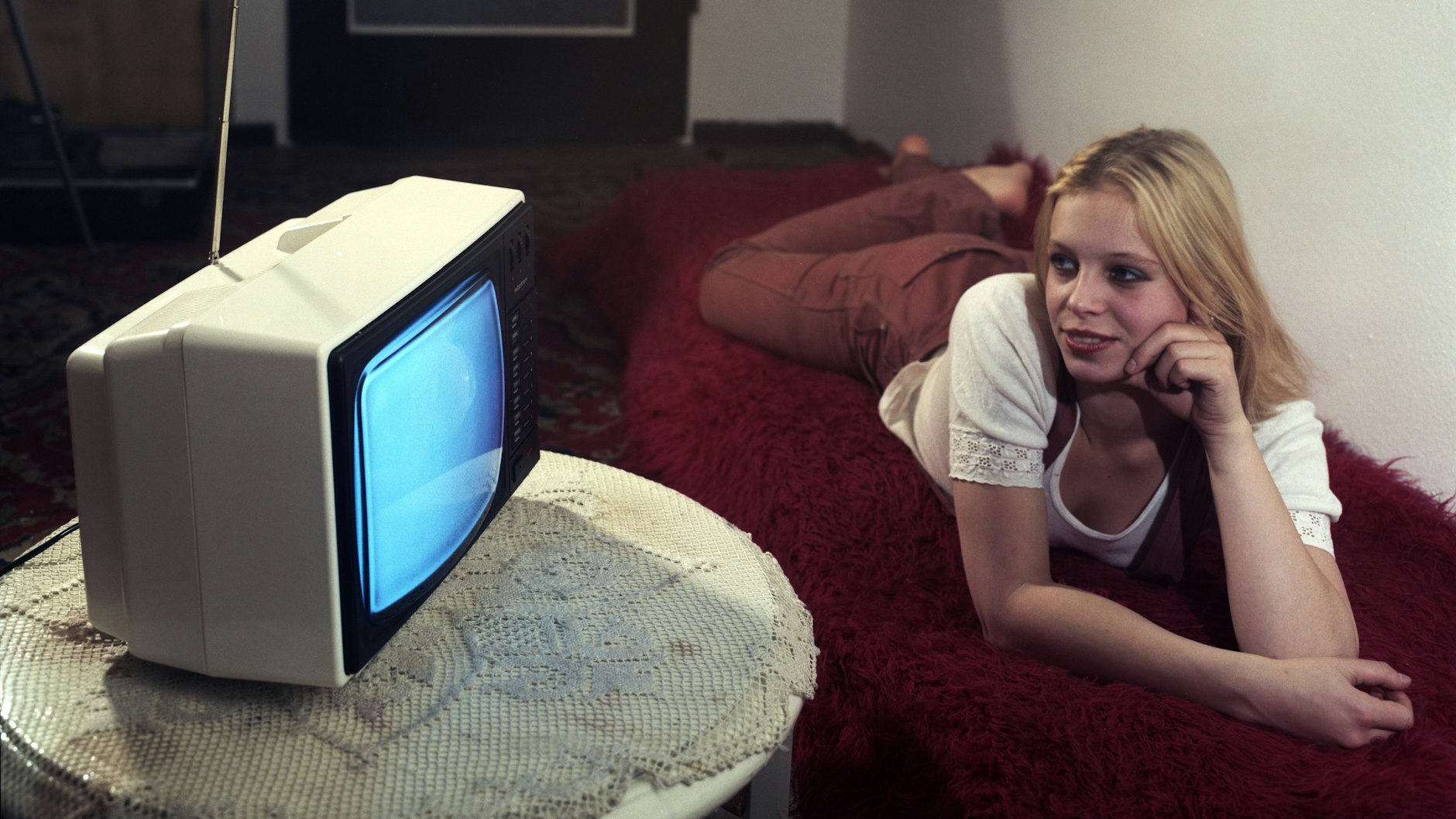 Die DDR im Jahre 1979: Werbeaufnahmen für einen tragbaren Fernseher aus dem VEB RFT Robotron in Radeberg.