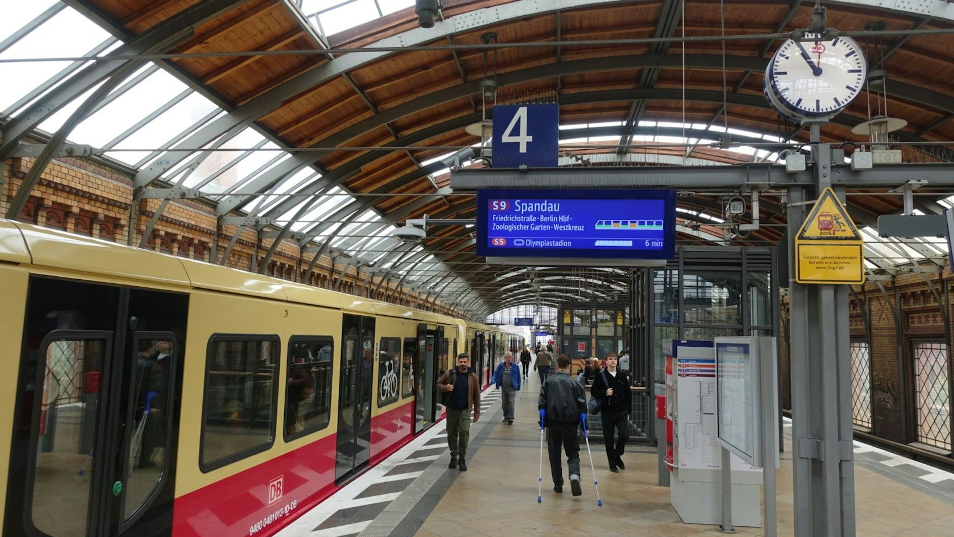 In Fahrtrichtung Friedrichstraße bleiben nur 20 Sekunden zwischen Aufblinken der Farbanzeige und der Einfahrt des Zuges. Zu wenig Zeit für die, die nicht so gut zu Fuß sind.