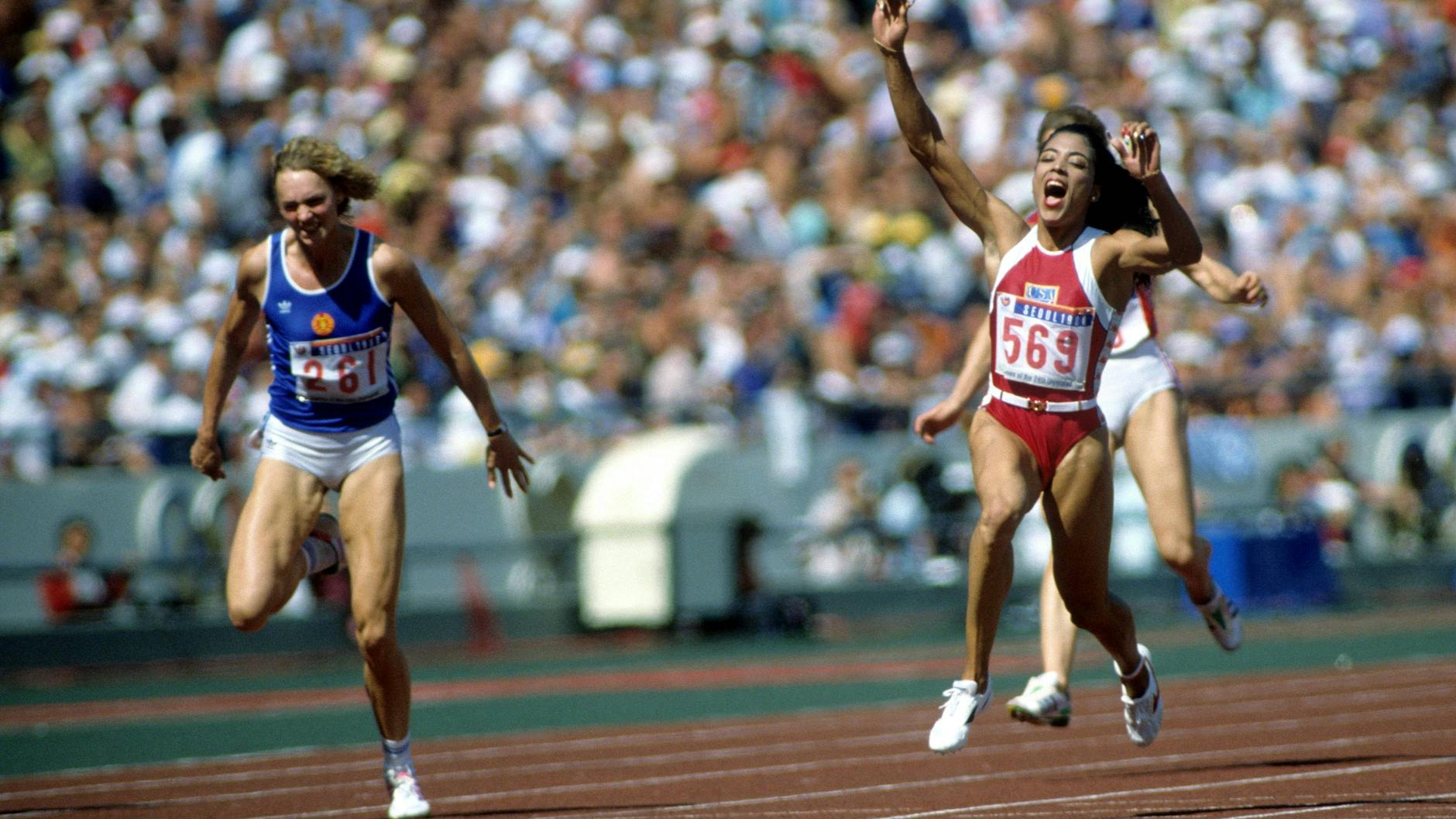 Heike Drechsler (l.) stürmt 1988 im olympischen 100-m-Finale hinter Florence Griffith-Joyner ins Ziel.
