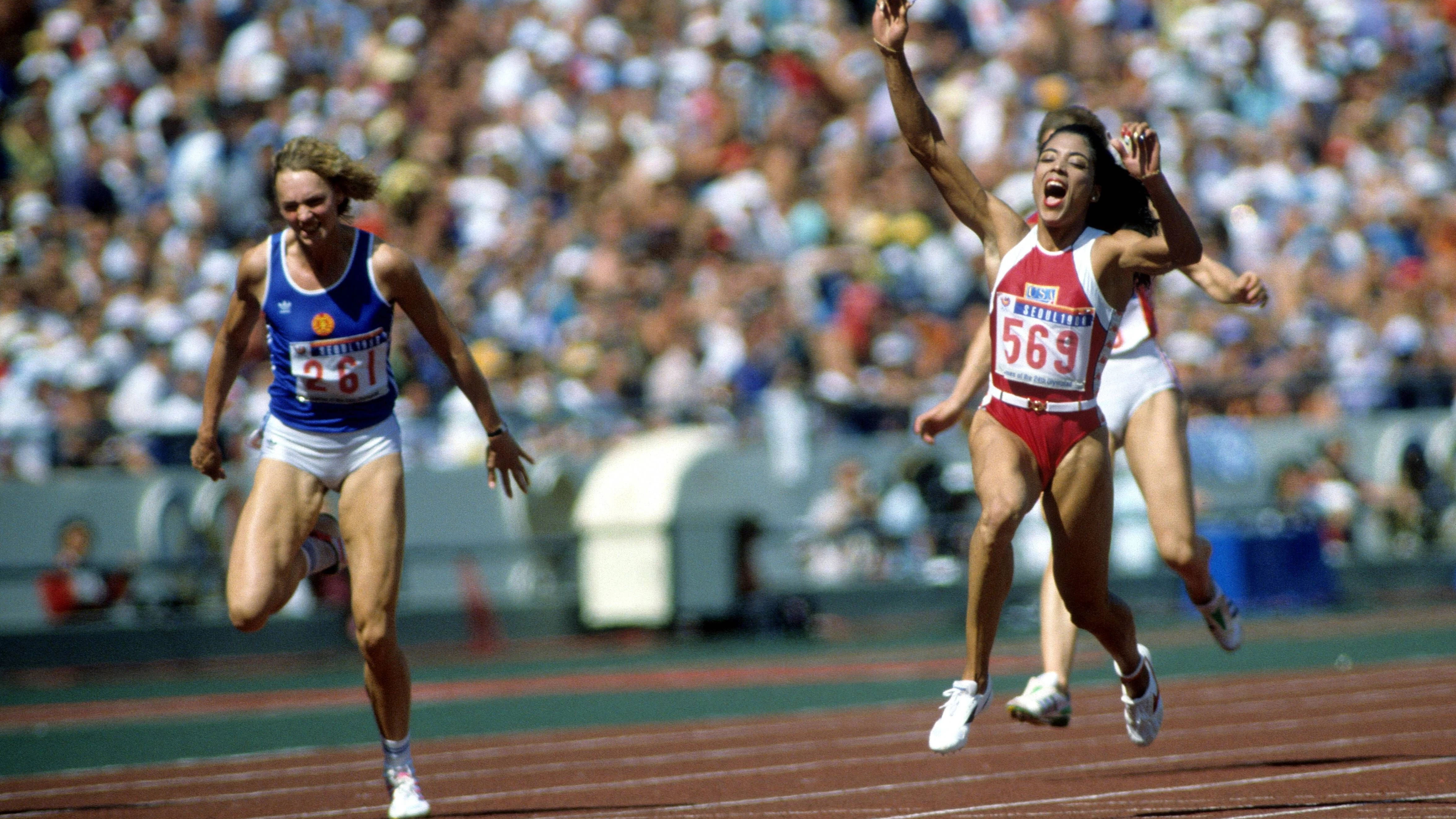 Heike Drechsler (l.) stürmt 1988 im olympischen 100-m-Finale hinter Florence Griffith-Joyner ins Ziel.