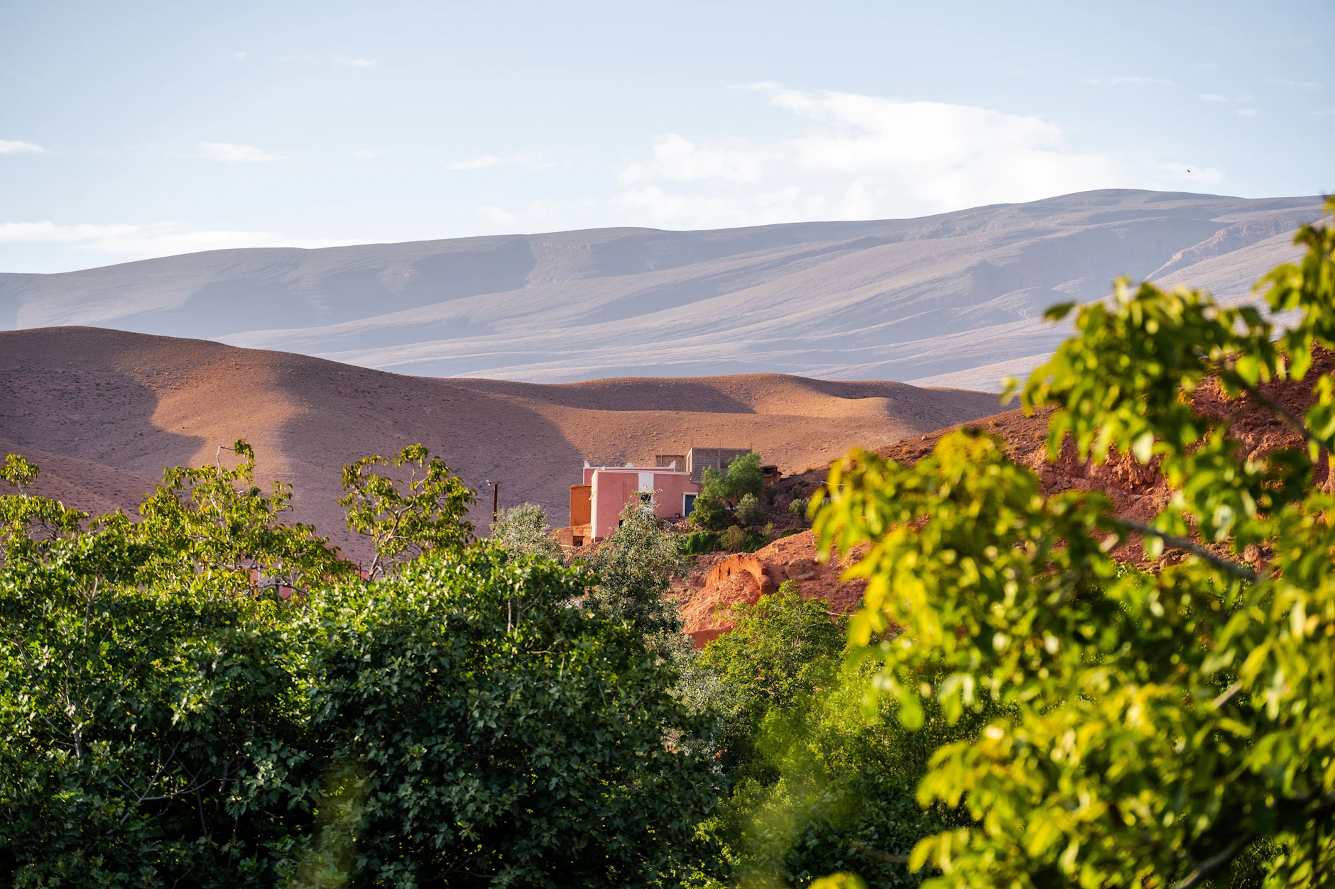 Die Sahara ist vor allem als trockene Sandwüste bekannt.