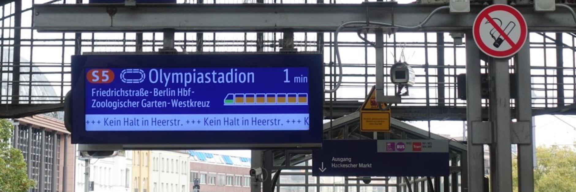 Farbig wird angezeigt, wie voll die einfahrende S-Bahn auf dem S-Bahnhof Hackescher Markt ist. Grün steht dabei für viel Platz, gelb für mittlere Auslastung und rot für wenig Platz im Wagen.