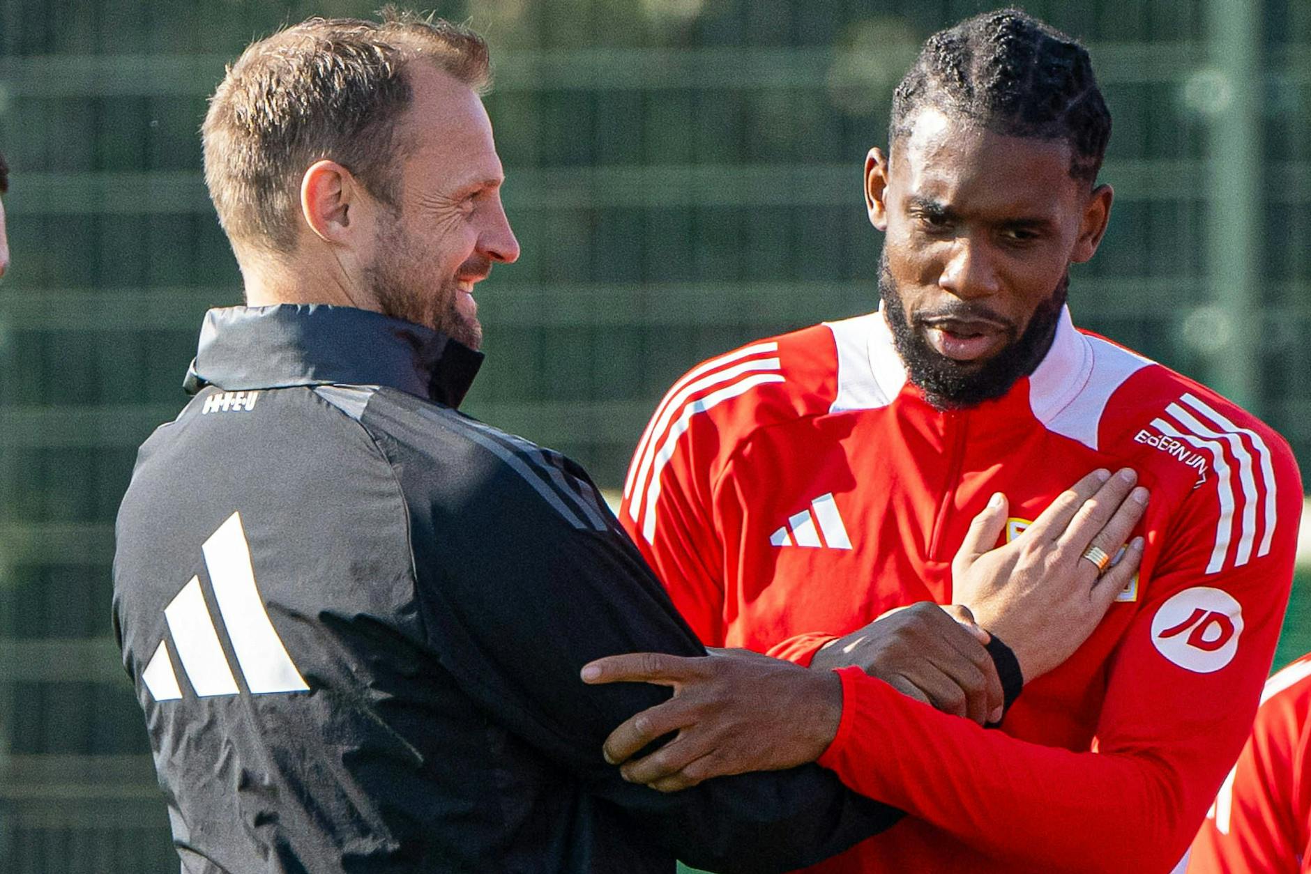 Bo Svensson nimmt im Training Jordan Siebatcheu in den Arm. Während der Trainer schon lacht, grübelt der Stürmer noch über die Worte. Zwischen beiden passt die Chemie.