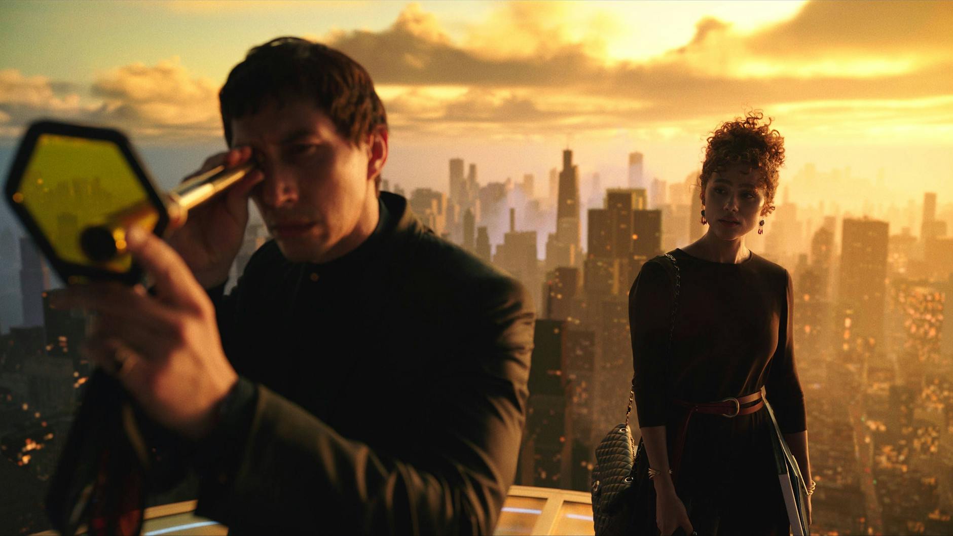 Nathalie Emmanuel und Adam Driver (l.) in einer Szene des Films „Megalopolis“