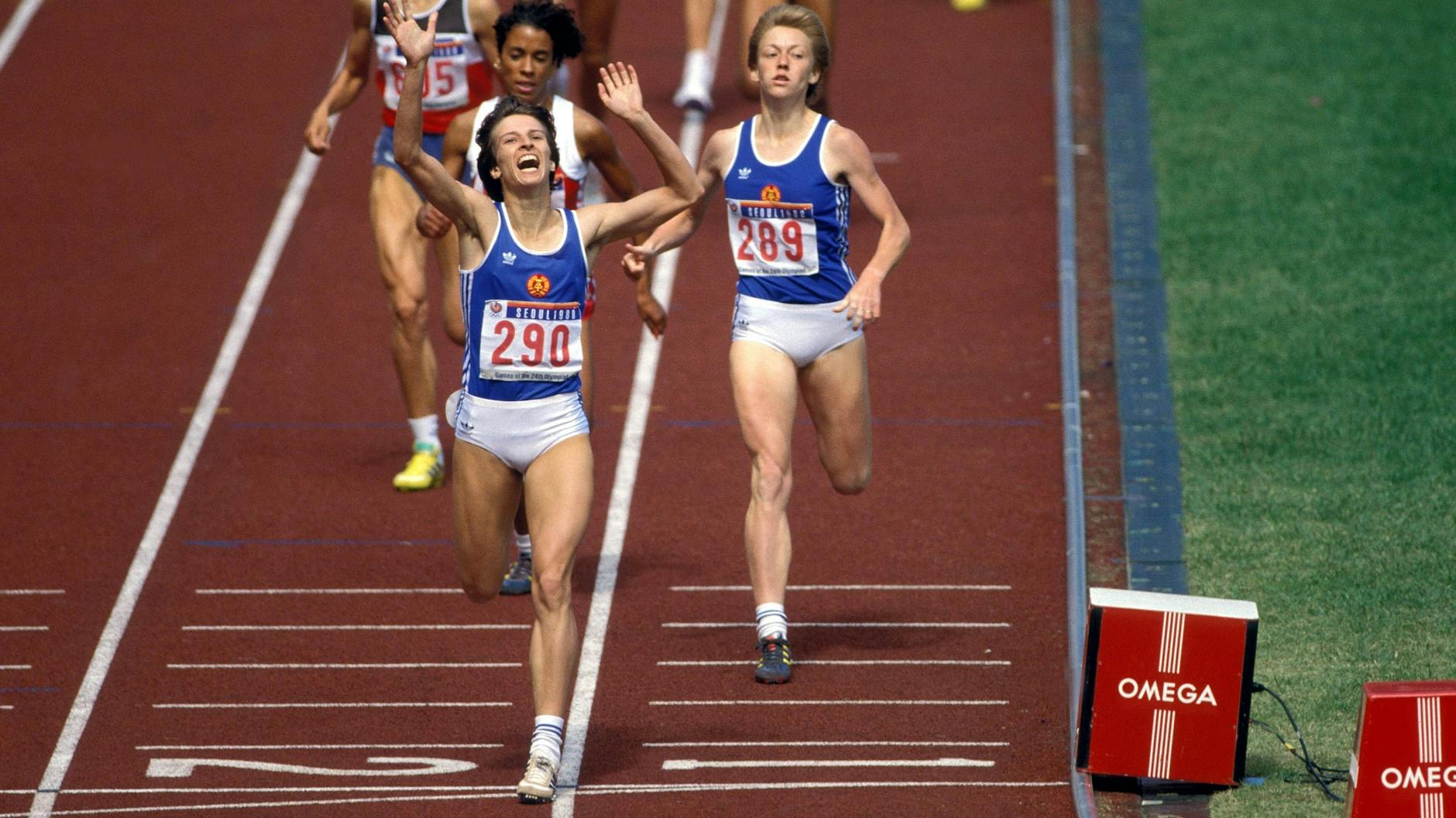 Sigrun Wodars (l.) reißt im Finale der 800 Meter die Arme hoch, Christine Wachtel wird Zweite.