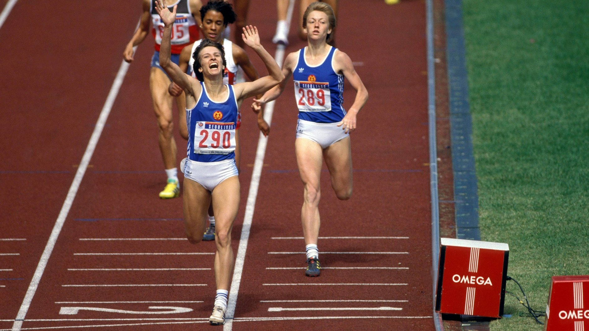Sigrun Wodars (l.) reißt im Finale der 800 Meter die Arme hoch, Christine Wachtel wird Zweite.