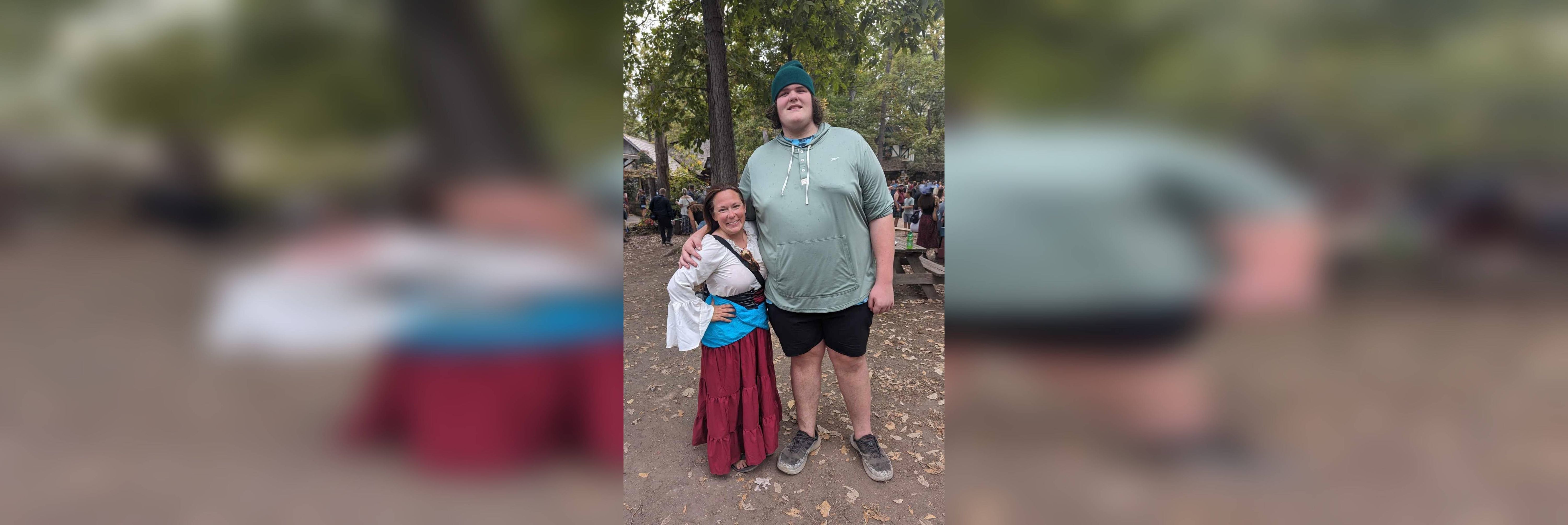 Image - Hände und Füße in Größe XXL – Teenager stellt Doppelrekord auf