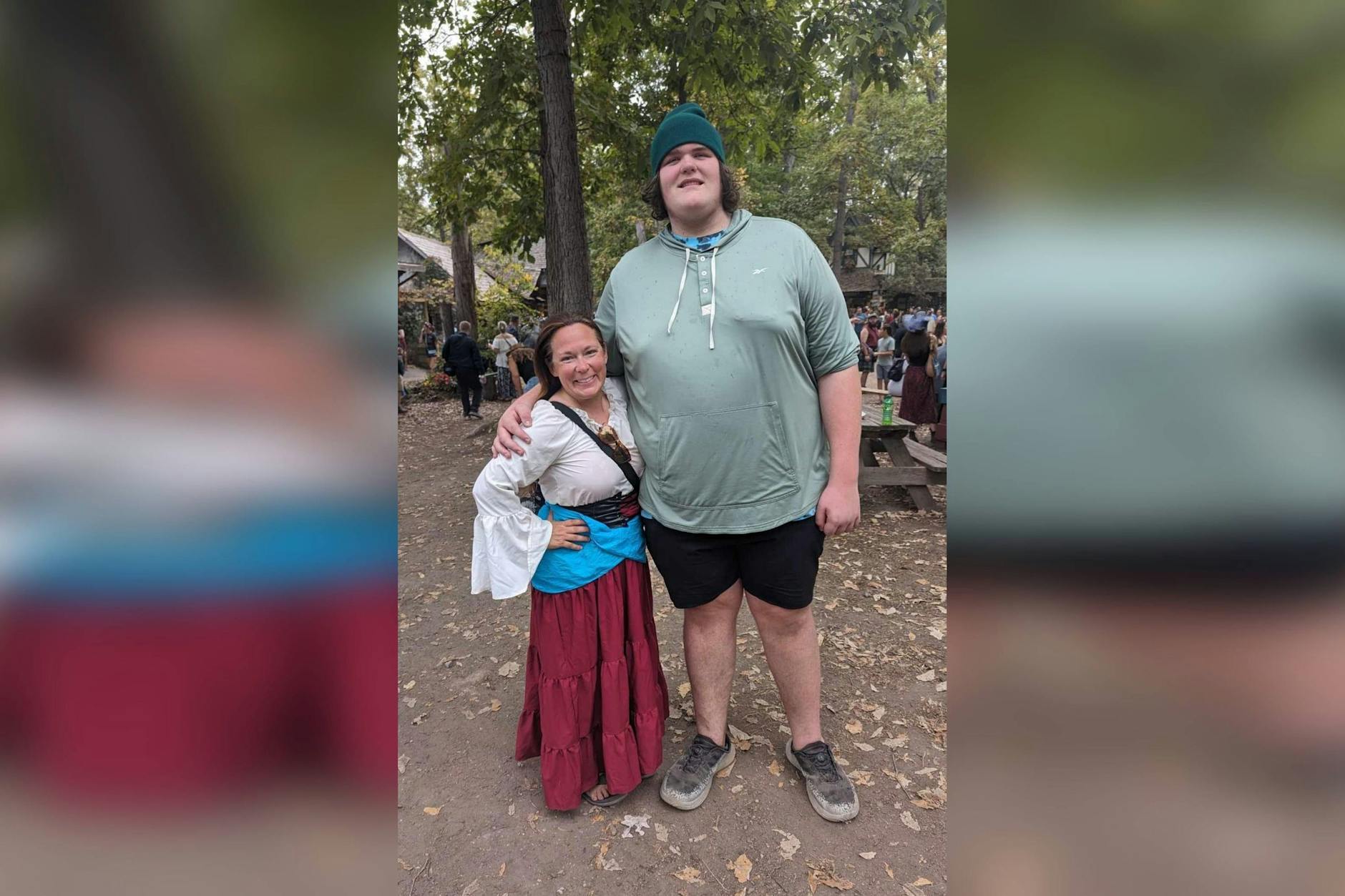 Mann, ist der groß! Der „riesige“ Eric Kilburn Jr. mit seiner „kleinen“ Mutter.