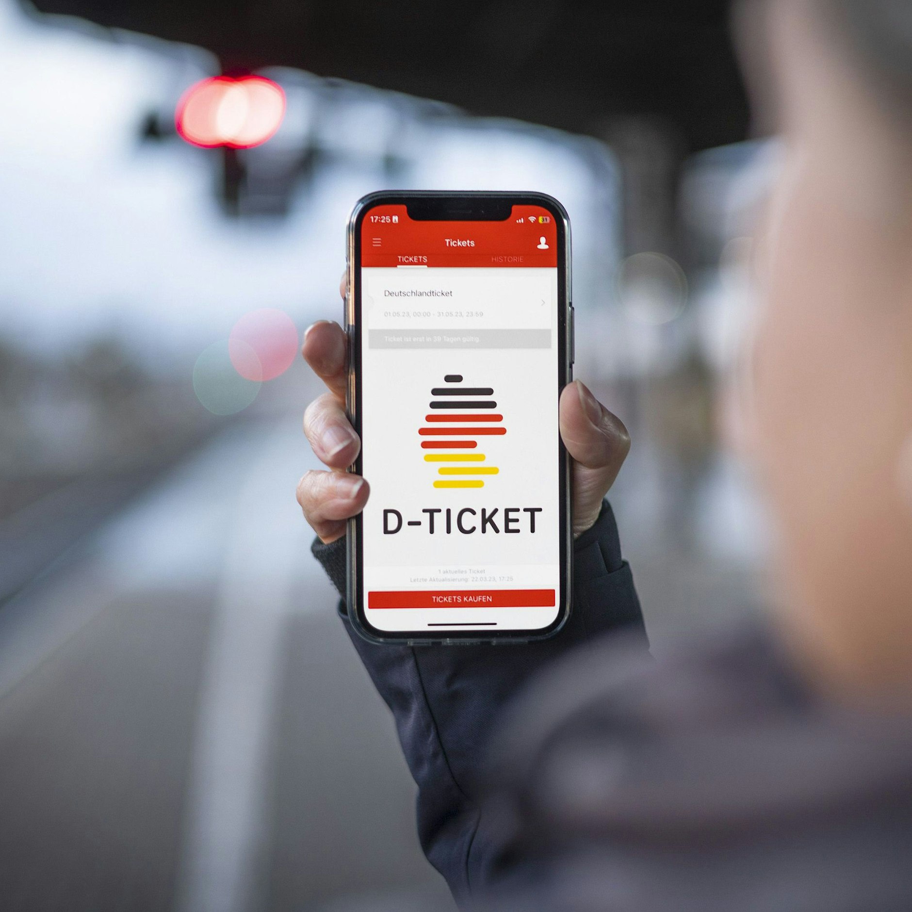 Das 49-Euro-Deutschland-Ticket auf dem Display eines Smartphones (Fotomontage).
