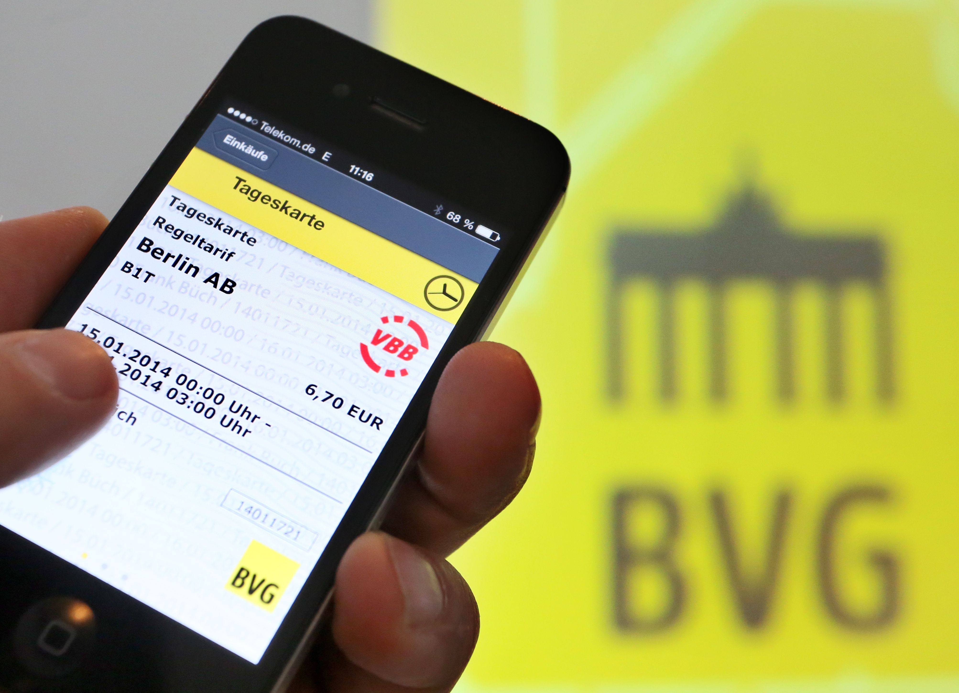 Handy-Akku leer und Ticket weg: Was passiert dann bei BVG, Bahn oder im Flugzeug?