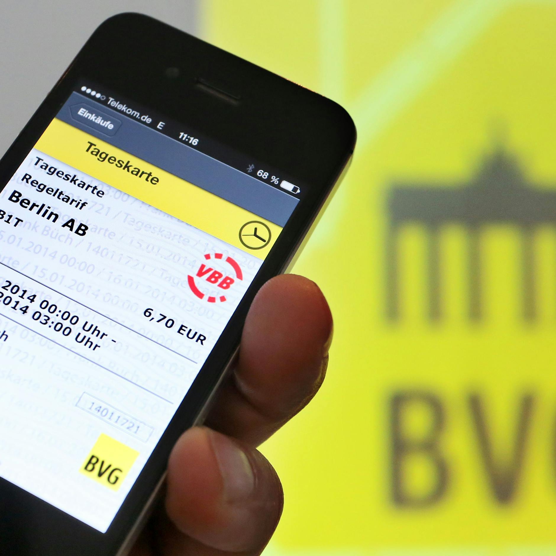 Handy-Akku leer und Ticket weg: Was passiert dann bei BVG, Bahn oder im Flugzeug?
