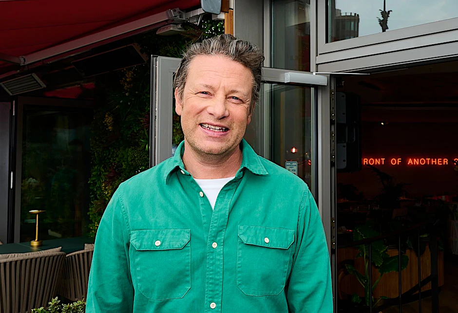 Hat jetzt ein Restaurant in Berlin: Jamie Oliver vor seinem Lokal an der Friedrichstraße.