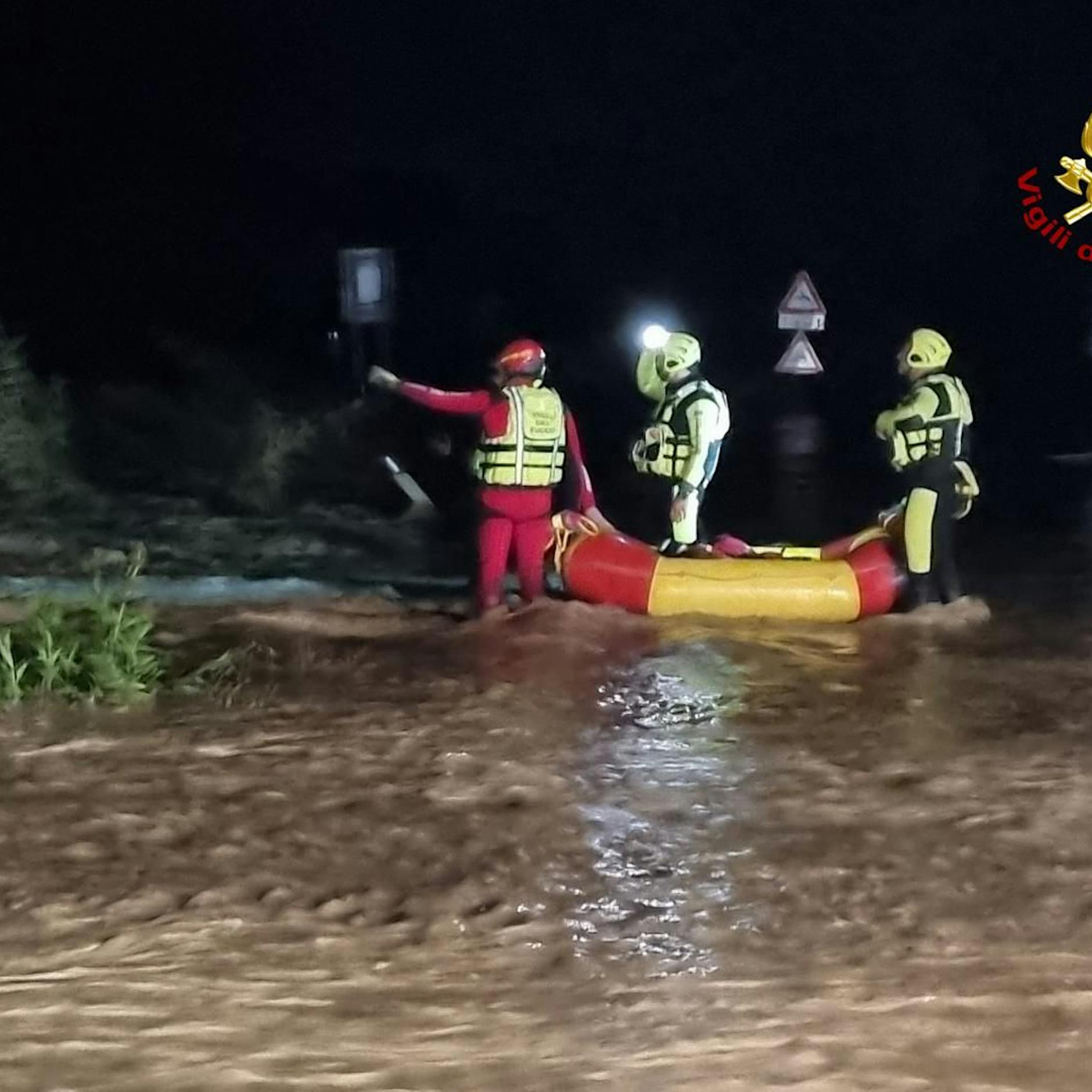 Deutsche Touristen: Großmutter und Enkel von Fluten mitgerissen