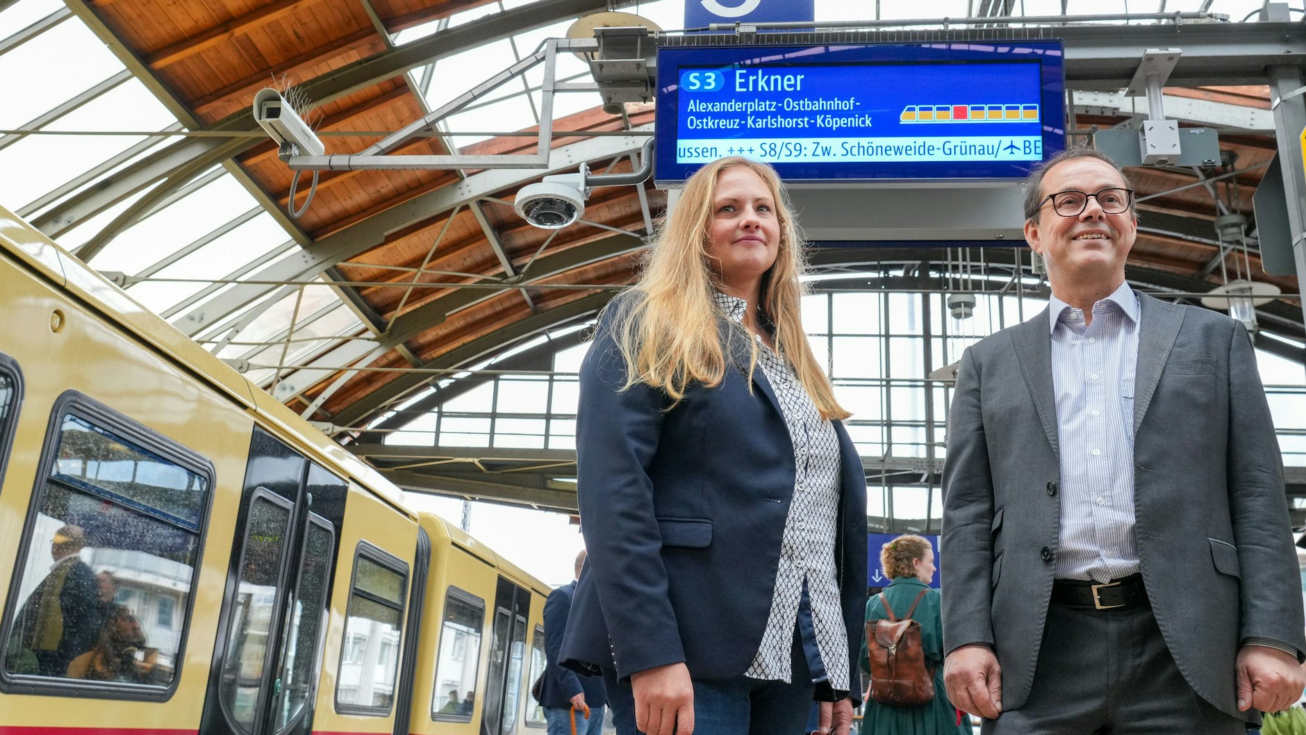 Peter Buchner, Geschäftsführer S-Bahn Berlin, und „Lightgate“-Projektleiterin Julia Kuhfuß von der S-Bahn Hamburg stellen auf dem Bahnhof Hackescher Markt die neue Echtzeit-Auslastungsanzeige der Berliner S-Bahn vor.