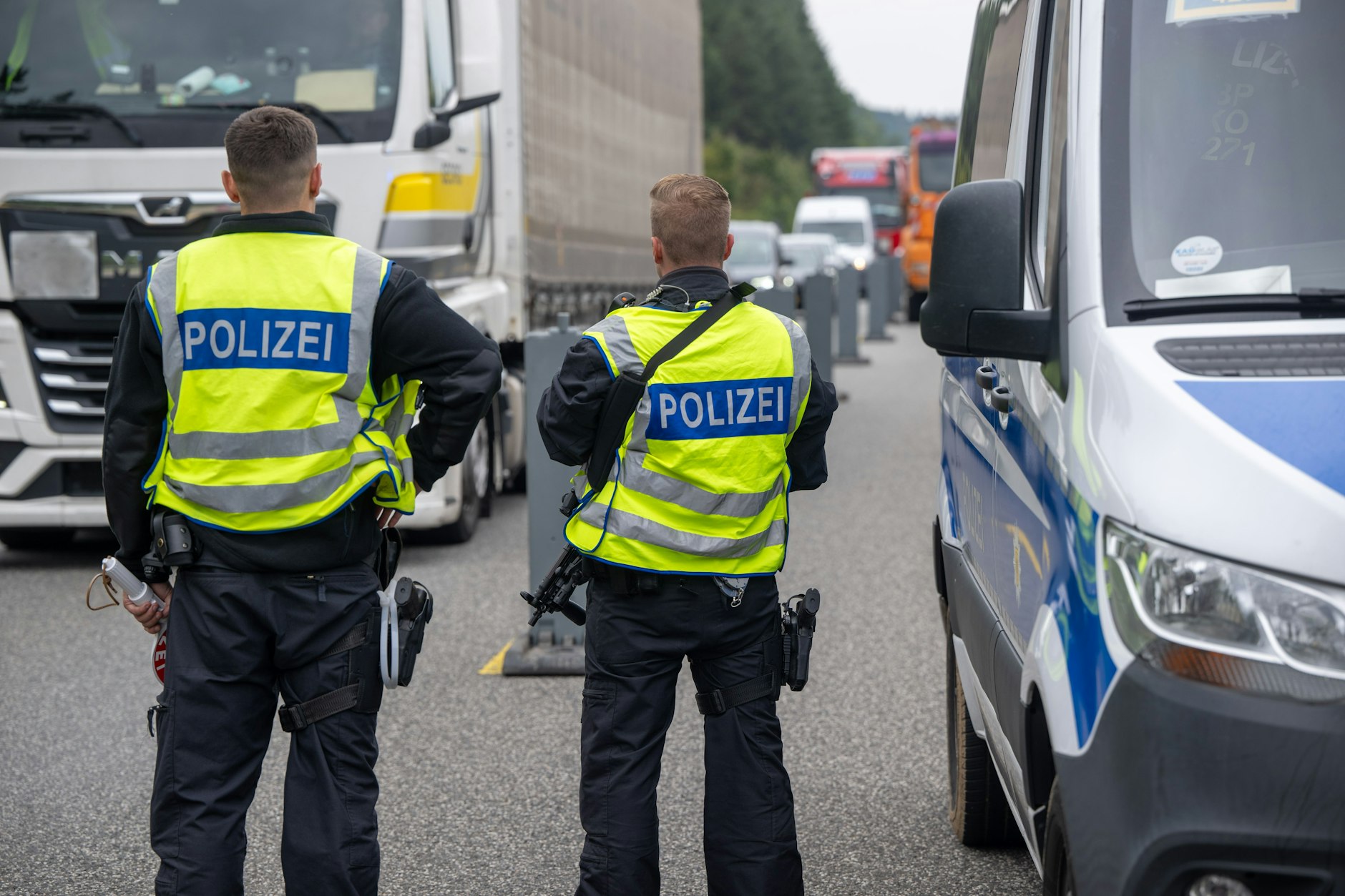 Polizisten kontrollieren Fahrzeuge auf der A64 bei Trier zum Beginn der Grenzkontrollen an allen deutschen Landesgrenzen. (Archivbild)