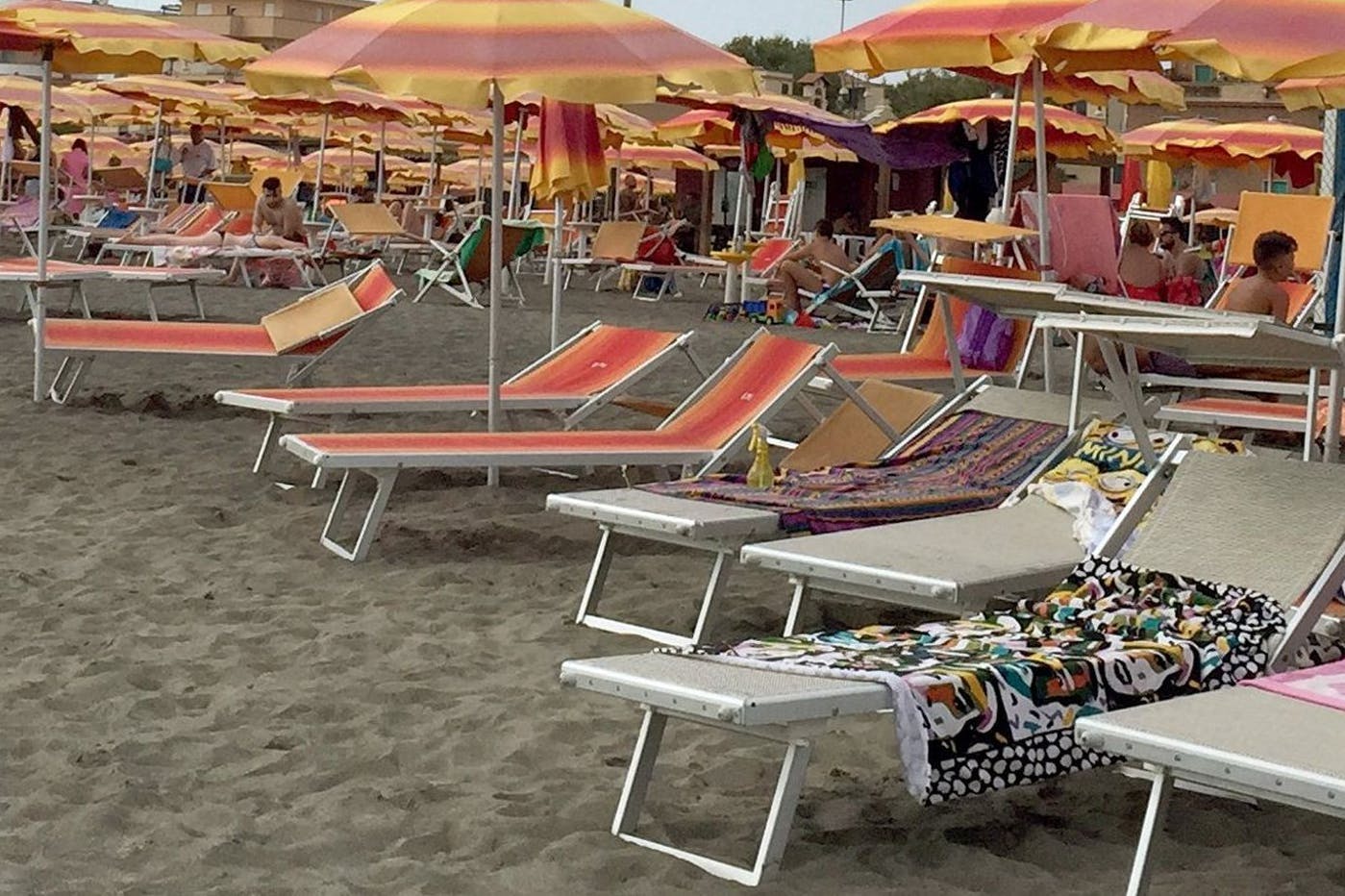 Auf Mallorca soll die Zahl der Sonnenliegen und -schirme verringert werden. (Symbolbild)