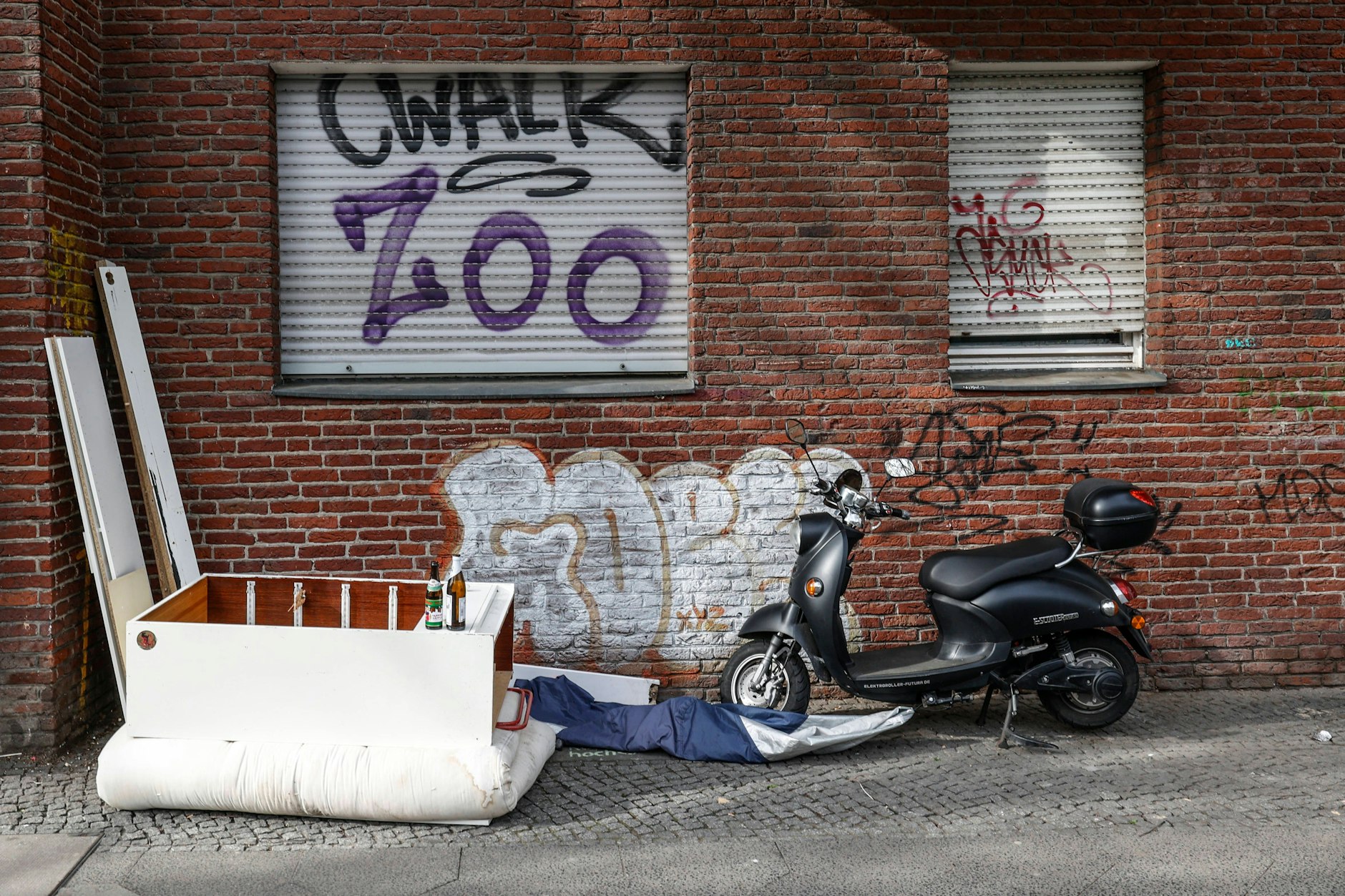 Illegaler Sperrmüll auf einer Straße in Berlin-Neukölln. In dem Bezirk ist es laut Umfrage am dreckigsten.