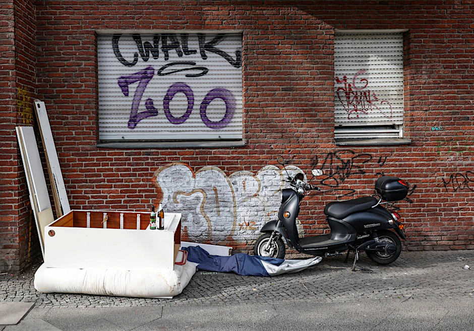 Illegaler Sperrmüll auf einer Straße in Berlin-Neukölln. In dem Bezirk ist es laut Umfrage am dreckigsten.