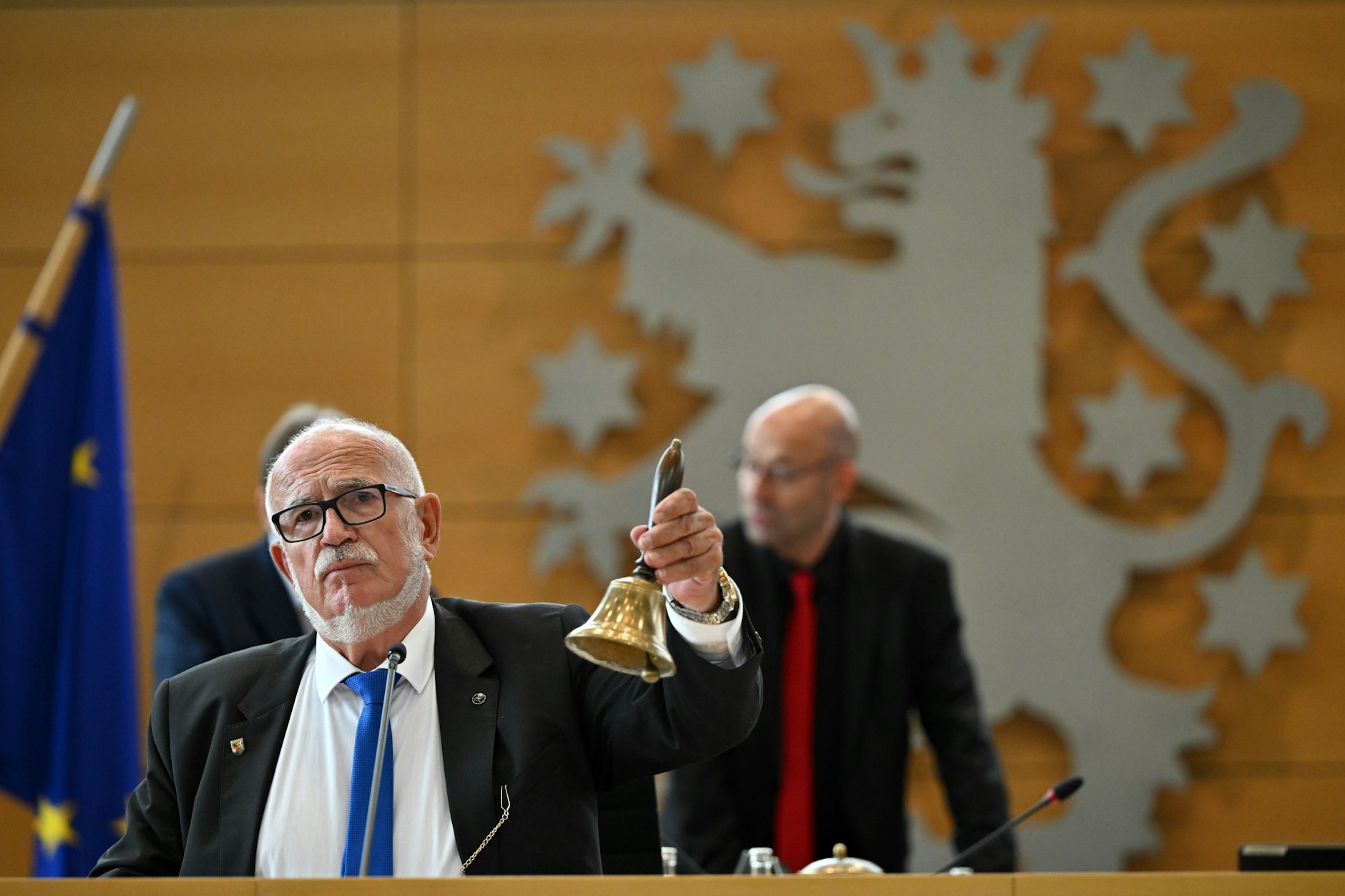 Jürgen Treutler, AfD-Abgeordneter und Alterspräsident, verursachte das Chaos im Thüringer Landtag. Der CDU-Geschäftsführer warf der Rechtsaußen-Partei daraufhin eine „Machtergreifung“ wie bei den Nationalsozialisten mit vor.