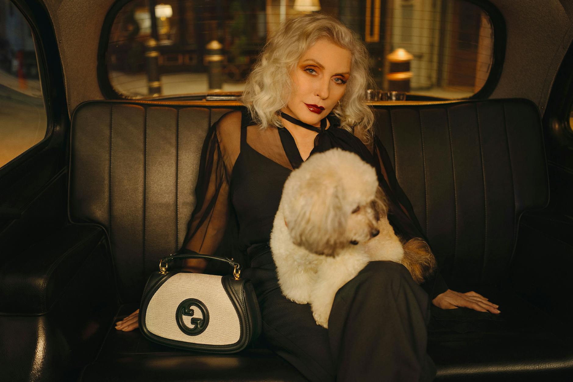 Noch ein Foto aus der neuen Gucci-Kampagne: Ein weißer Pudel durfte sogar auf dem Schoß von Debbie Harry sitzen.