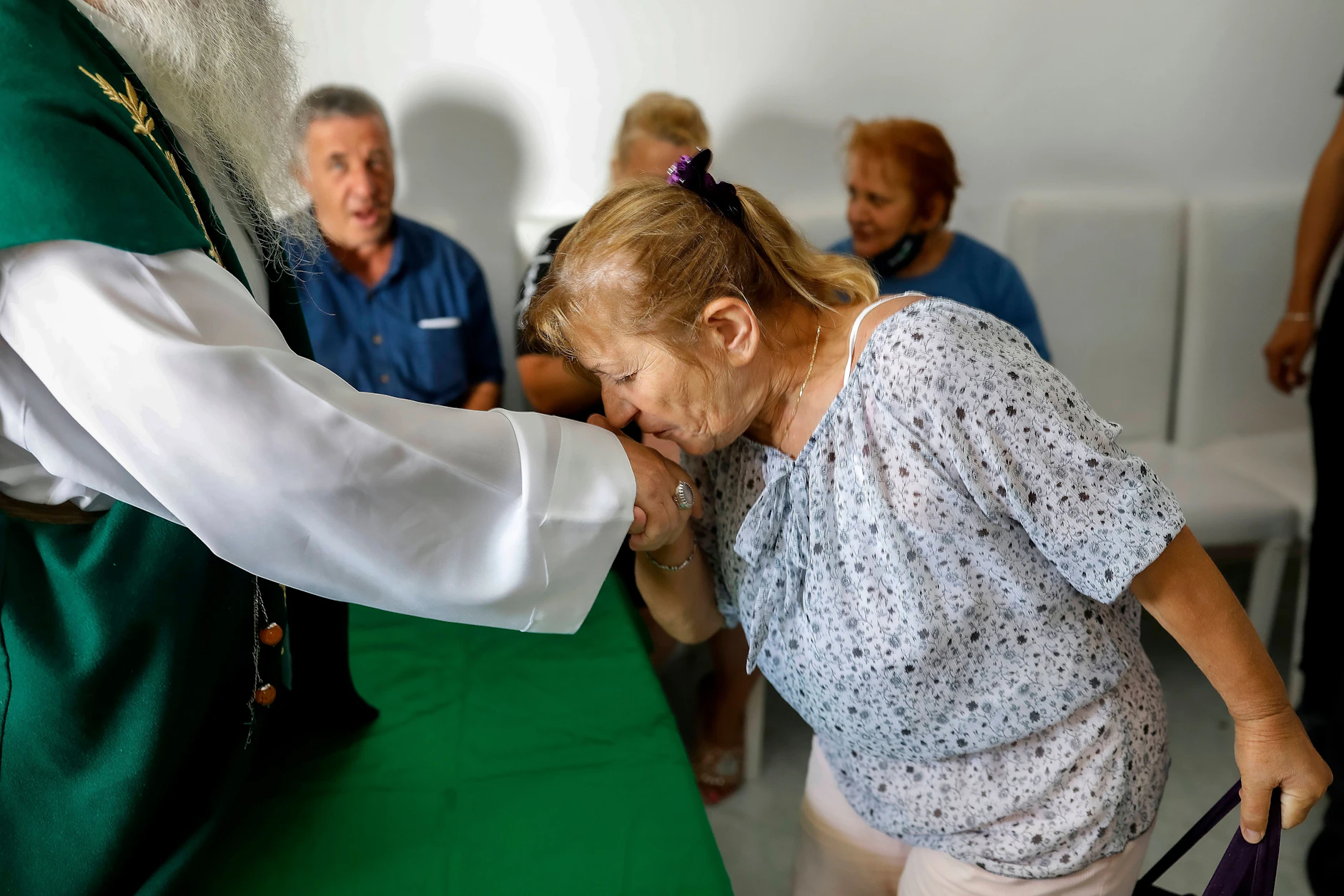 Das derzeitige Oberhaupt der Bektashi, Baba Mondi, mit Gläubigen bei der Feier des Ashura-Festes im Bektaschi-Schrein von Sari Salltik, Kruje, Albanien.