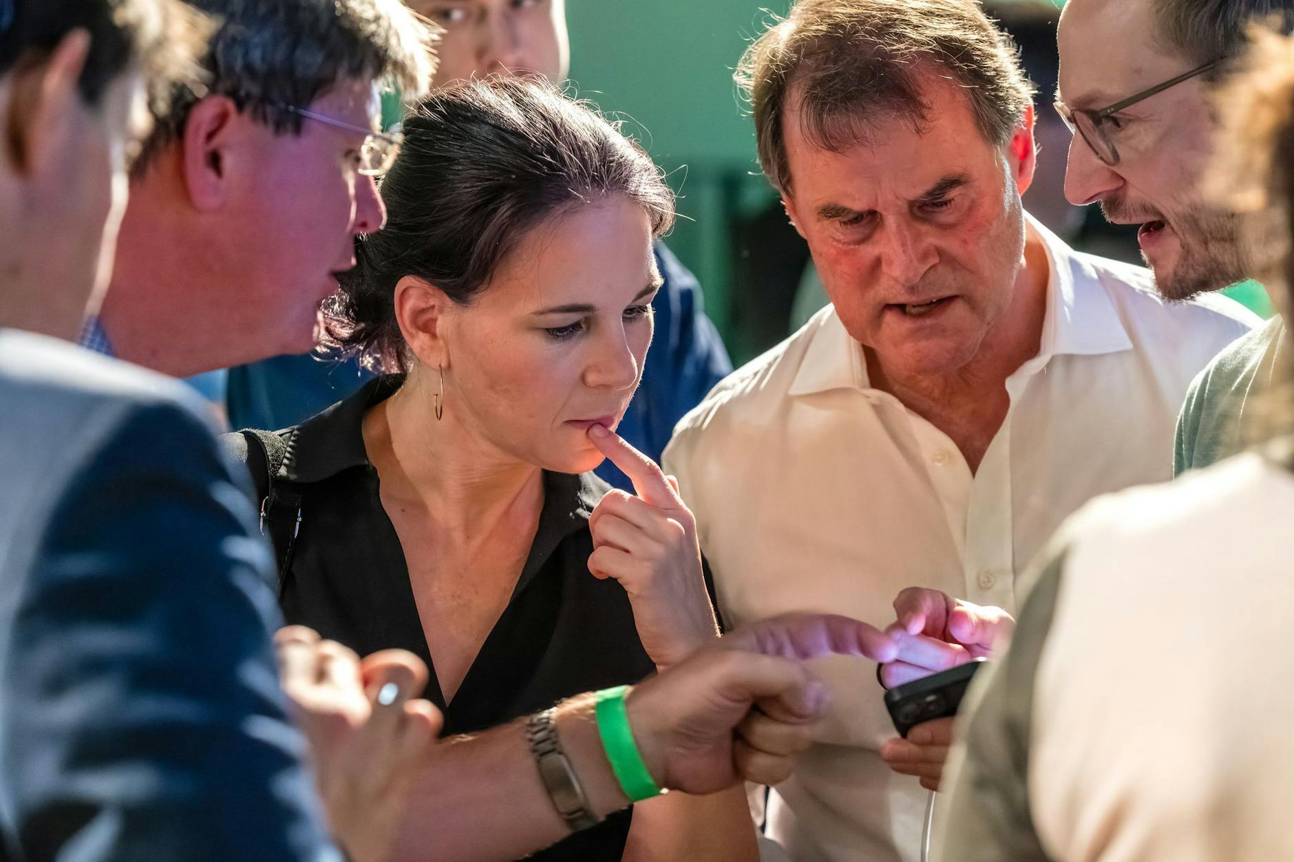 Außenministerin Annalena Baerbock (Bündnis 90/Die Grünen) schaut bei der Wahlparty der Grünen in Brandenburg auf die vorläufigen Wahlergebnisse.
