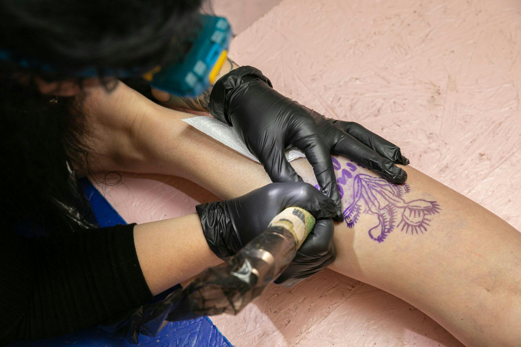 Fleischfressende Pflanzen statt Rosen: Ein Werk des Künstlers Kennet Lekko wird tätowiert.