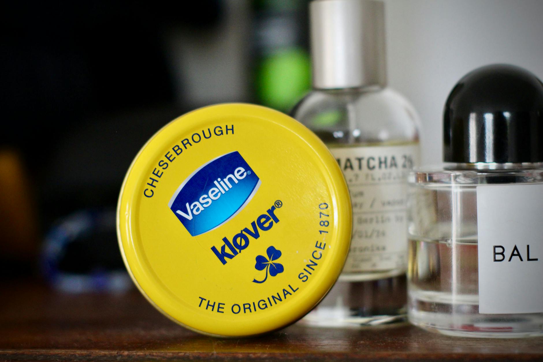 Ein Hauch von Stockholm habe ich nun immer dabei: Mit erhitzter Vaseline und ein paar Spritzern Parfüm lässt sich mein Lieblingsduft in eine praktische, duftende Creme verwandeln – ideal für unterwegs, beim Reisen, und wenn ihr Parfüm ihnen zu gut ist für den Alltag. DIY-Trick, um das Parfüm länger haltbar zu machen!