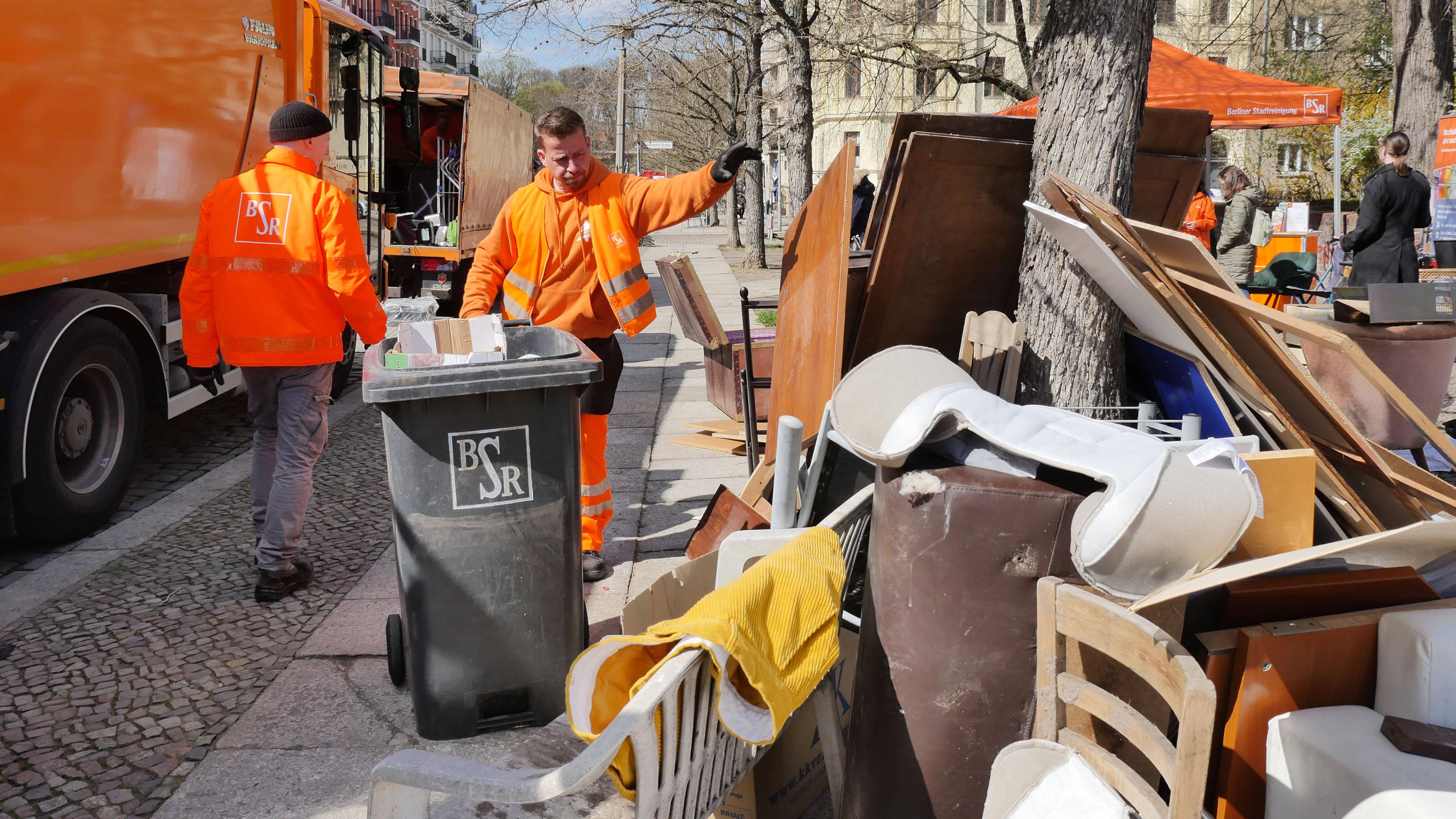 Kieztag: Die BSR entsorgt Sperrmüll in Berlin-Prenzlauer Berg.