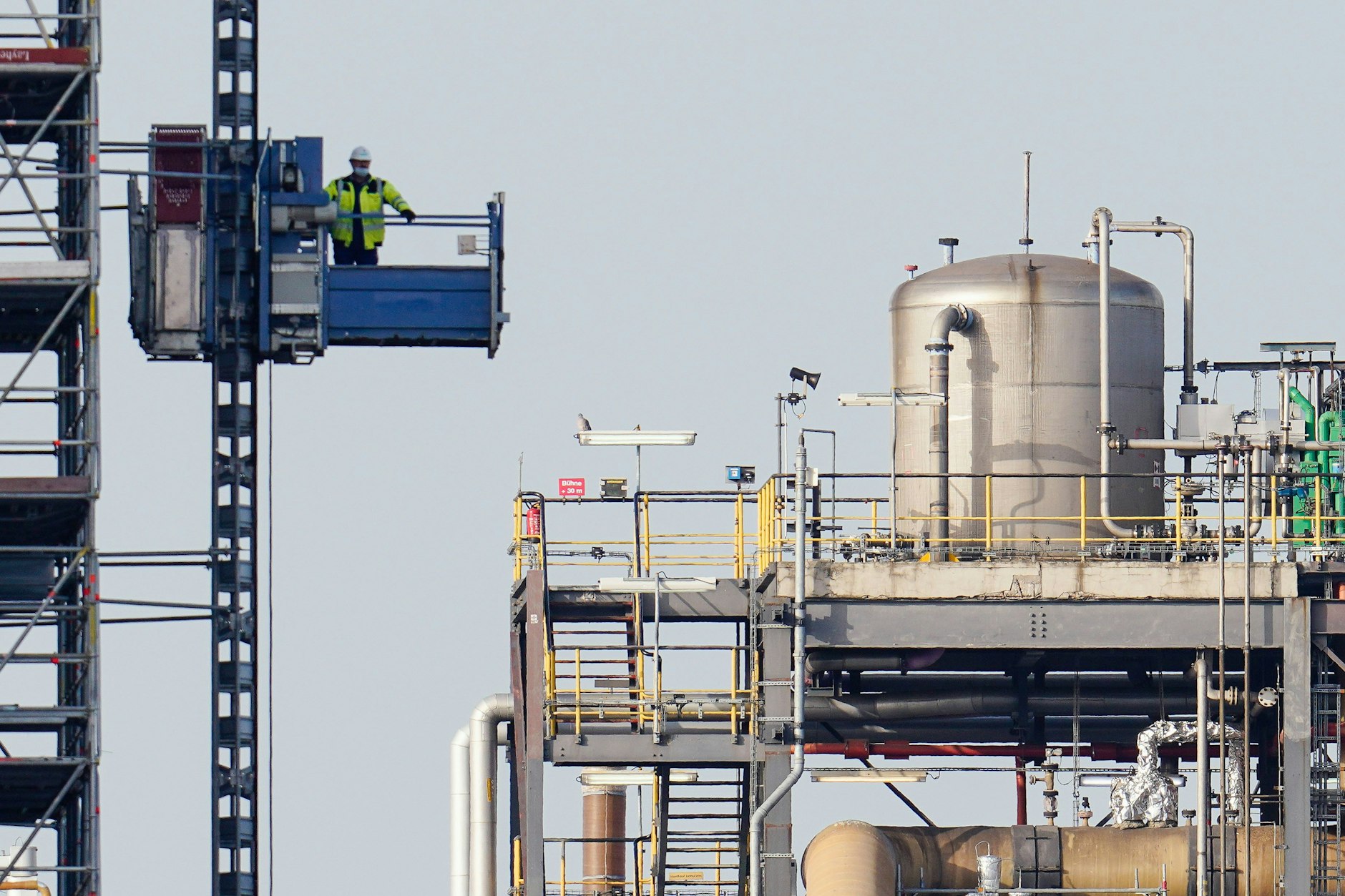 Ein Arbeiter fährt neben Gebäuden auf dem Werksgelände des Chemiekonzerns BASF in einem Aufzug.