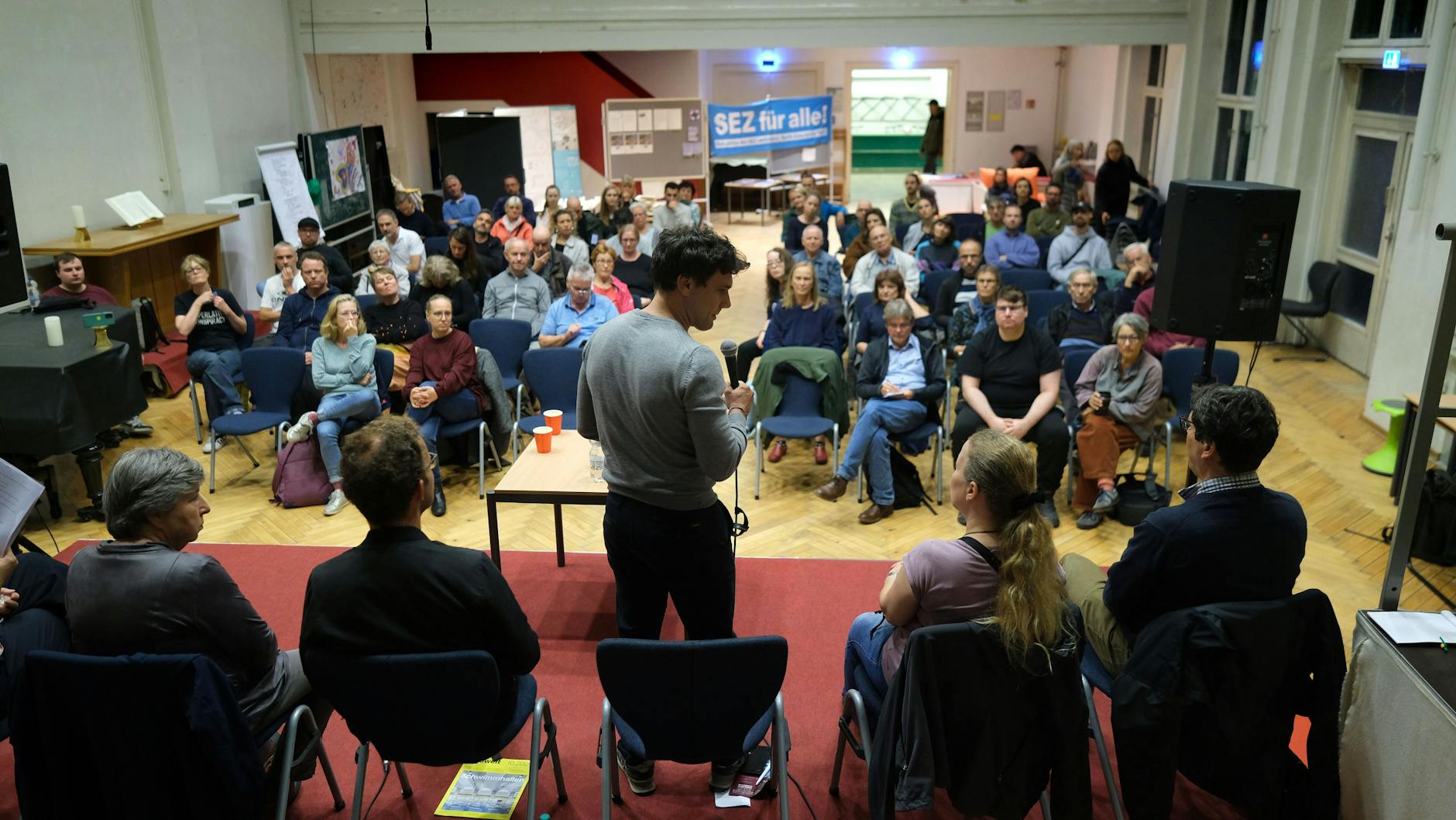 Gegen den Abrisswahn des Senates: Knapp 100 Berliner kamen zu der Podiumsdiskussion in die Aula der Evangelischen Schule Friedrichshain. 
