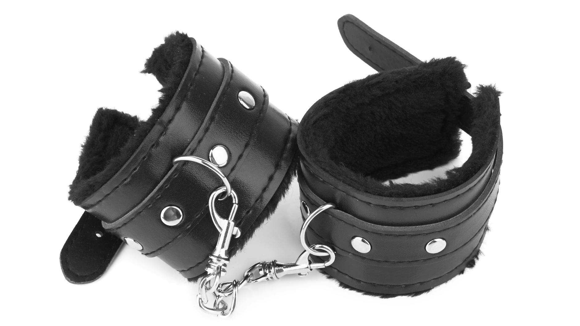 Leder-Handschellen sind besser für die Gelenke als die Plüsch-Variante.