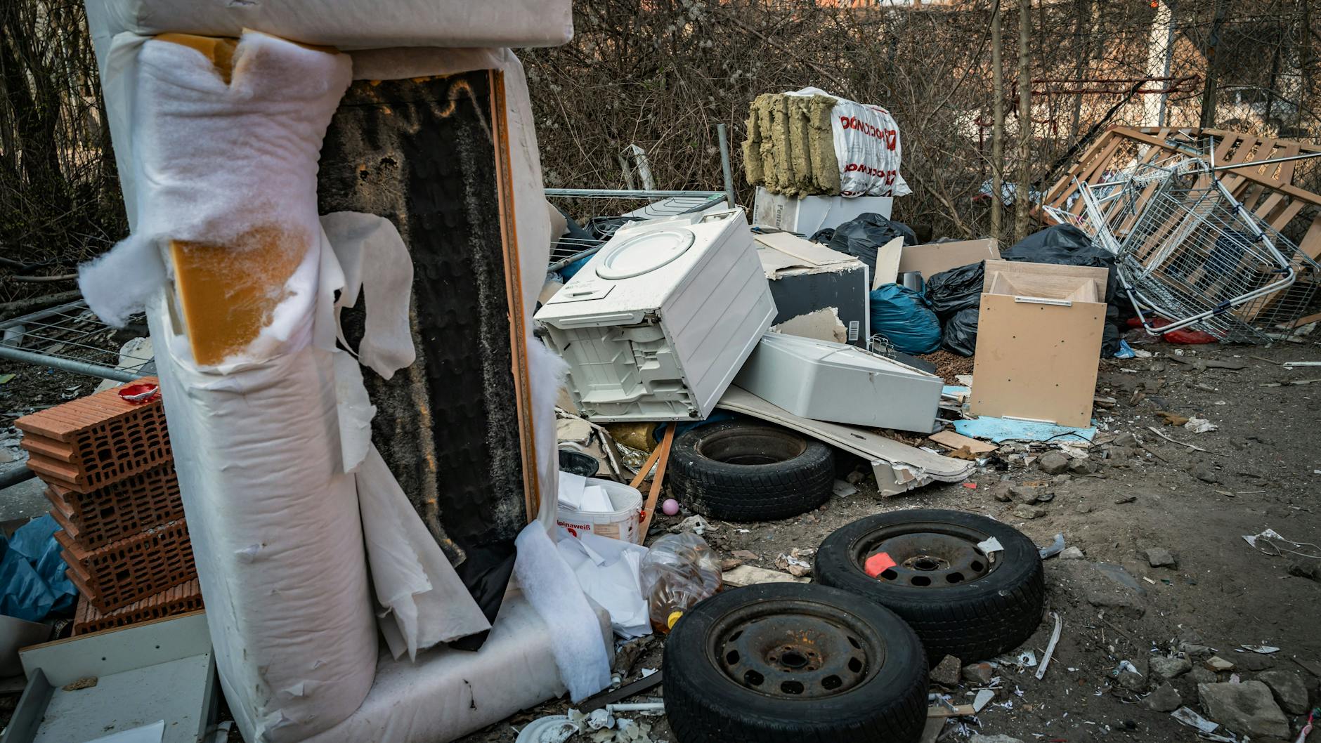 Hier wurde ein ganzer Hausstand in Berlin-Kreuzberg entsorgt, sogar Autoreifen.