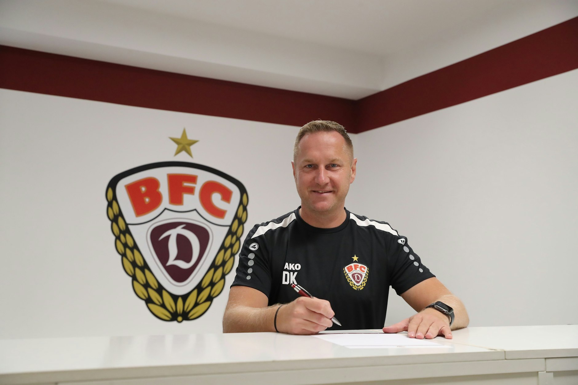 Dennis Kutrieb unterschreibt seinen Vertrag beim BFC Dynamo.