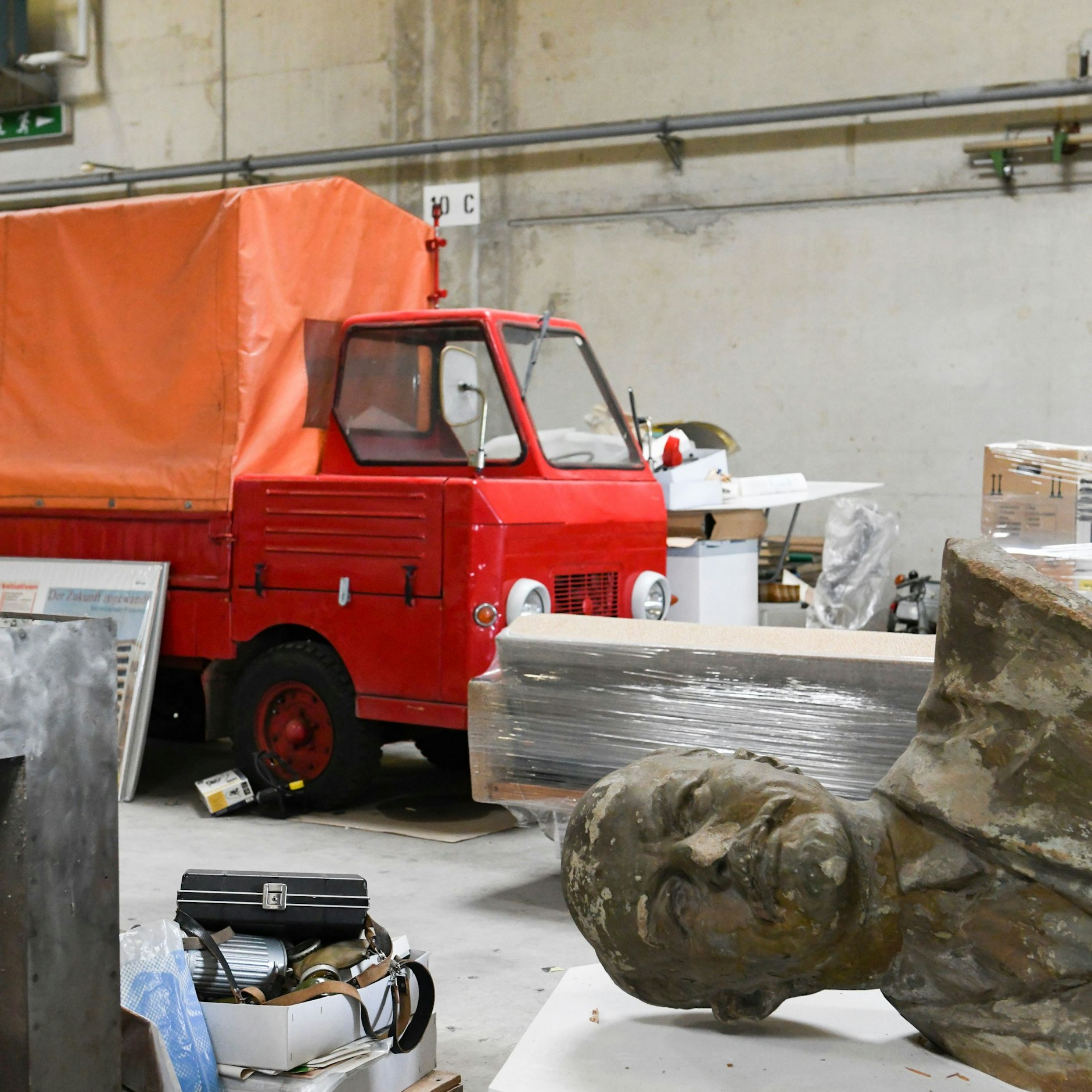 Multicar und Lenin-Büste ziehen ins neue Depot des DDR-Museums in Marzahn.&nbsp;
