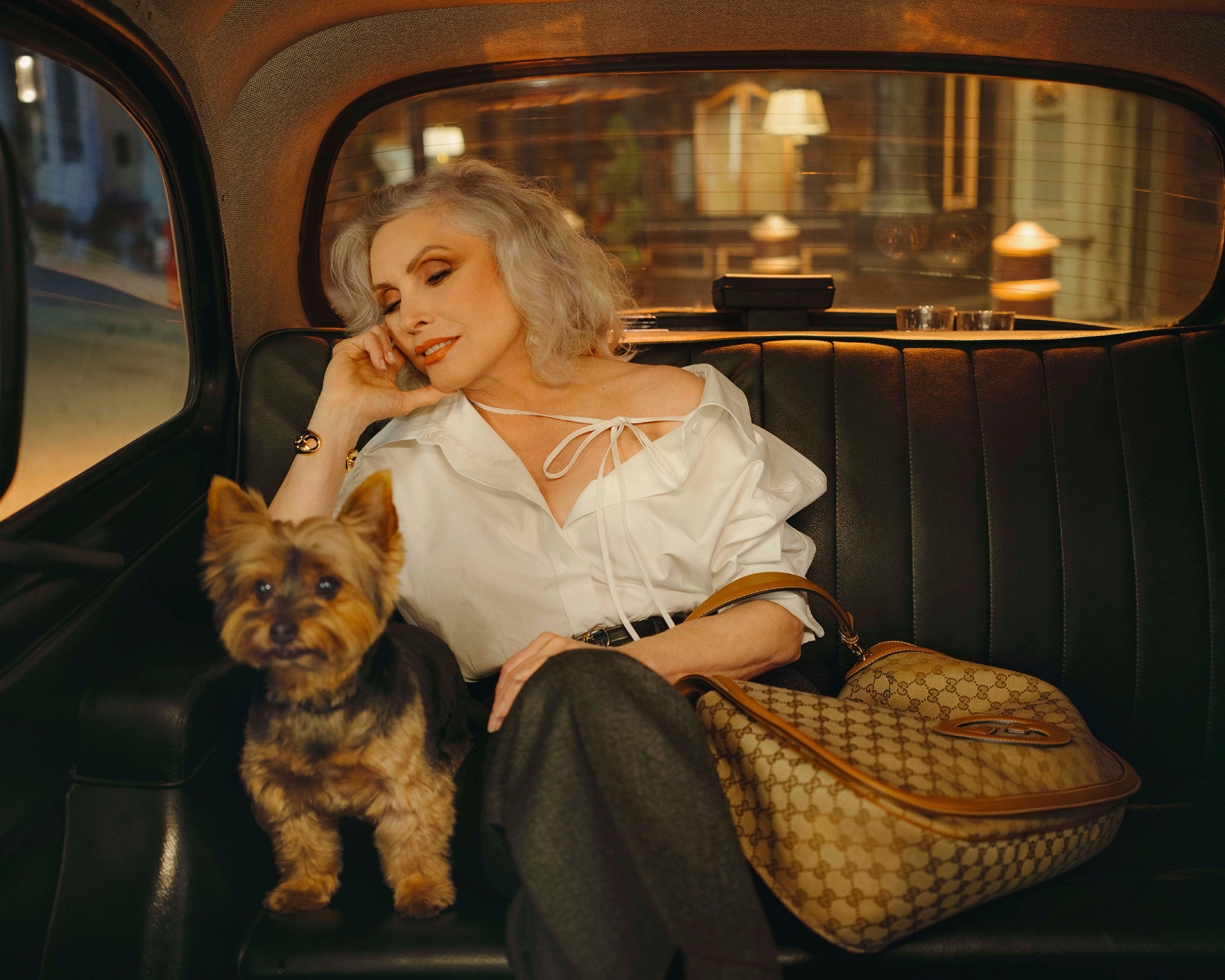 Debbie Harry von Blondie mit Hund für Gucci Cruise 2025