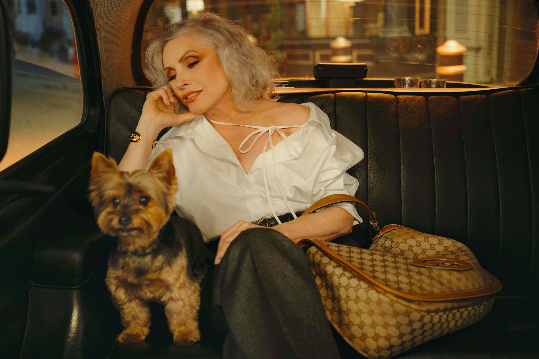 Debbie Harry mit Yorkshire Terrier und Gucci-Tasche. Fotografiert wurde sie von Nan Goldin.