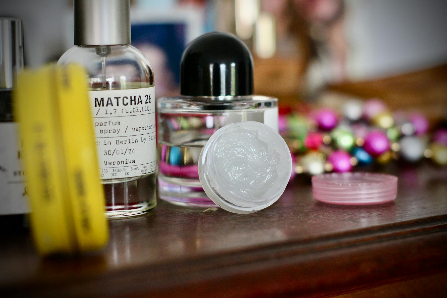 Ein kompakter, verschließbarer Behälter ist ideal, um Ihre selbstgemachte Parfüm-Vaseline aufzubewahren – klein, handlich und perfekt für die Tasche!